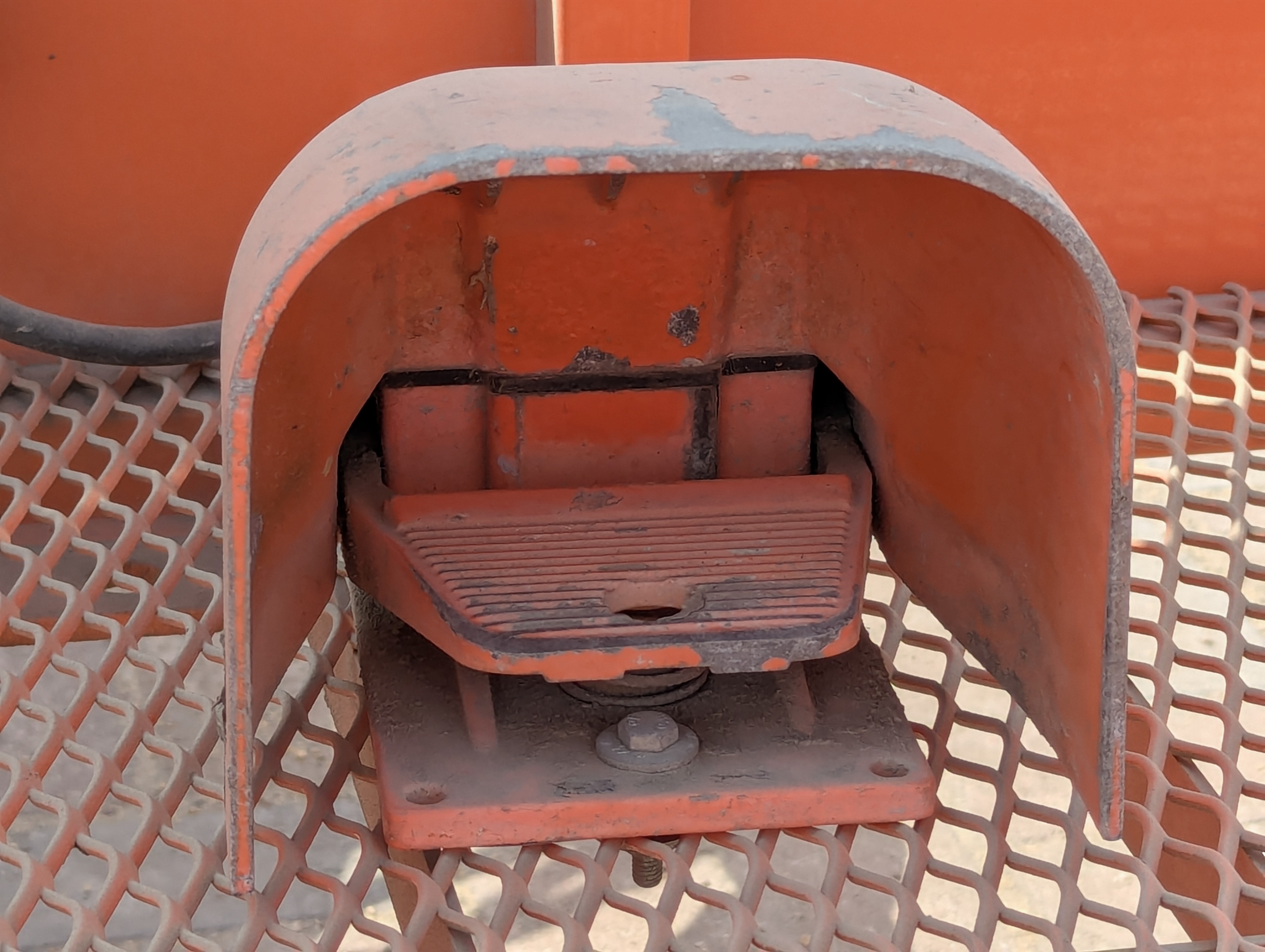 BLA-010-JLG-600S-Boom-lifts-inspection-Cabin-Pedals-1