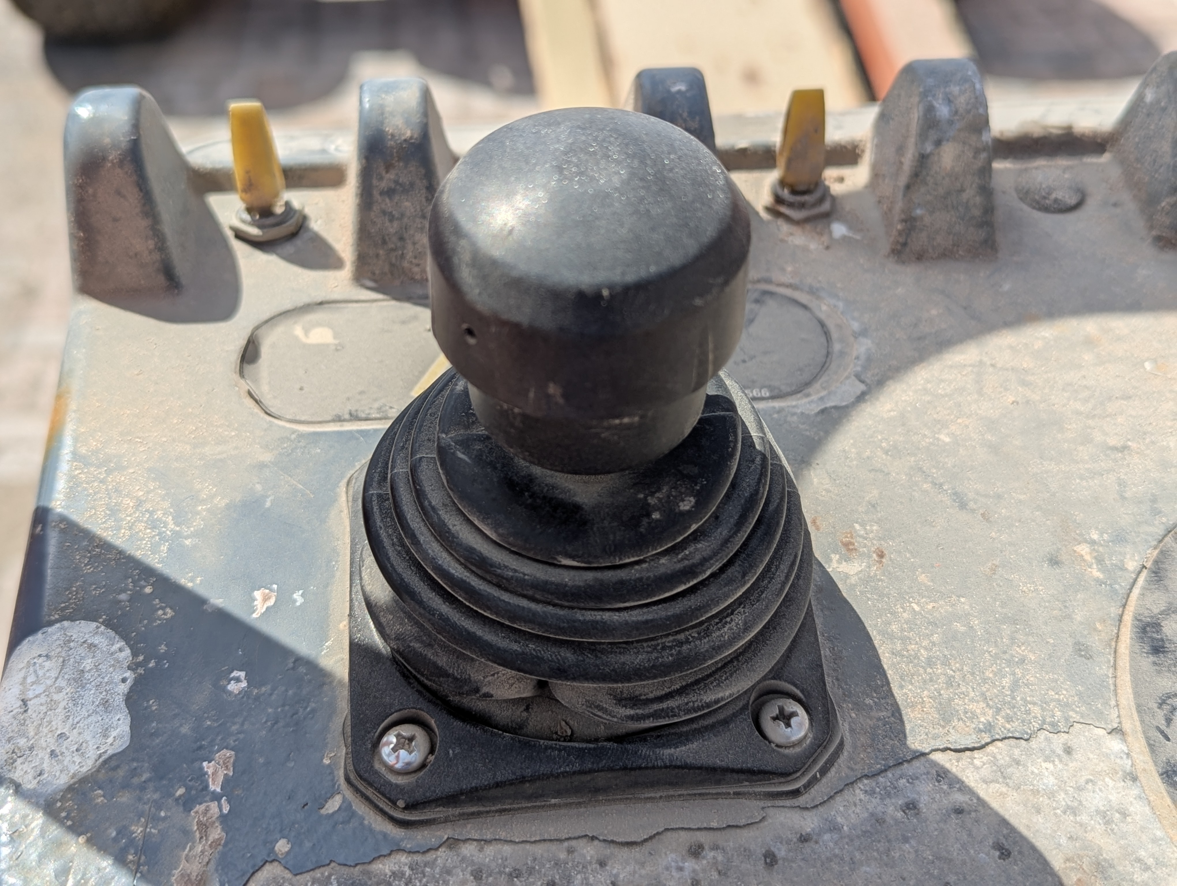 BLA-010-JLG-600S-Boom-lifts-inspection-Cabin-Joysticks-1