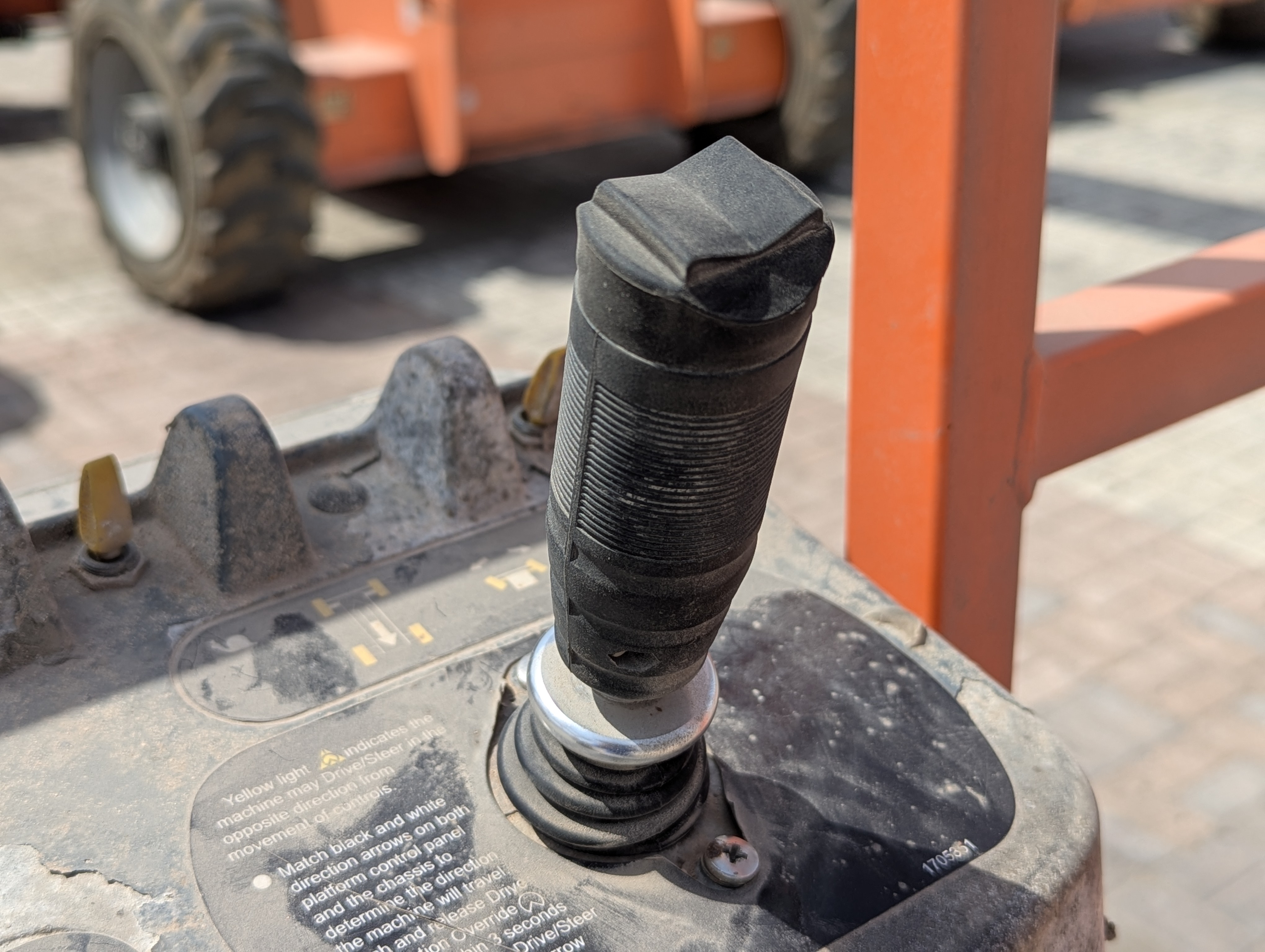 BLA-010-JLG-600S-Boom-lifts-inspection-Cabin-Joysticks-1