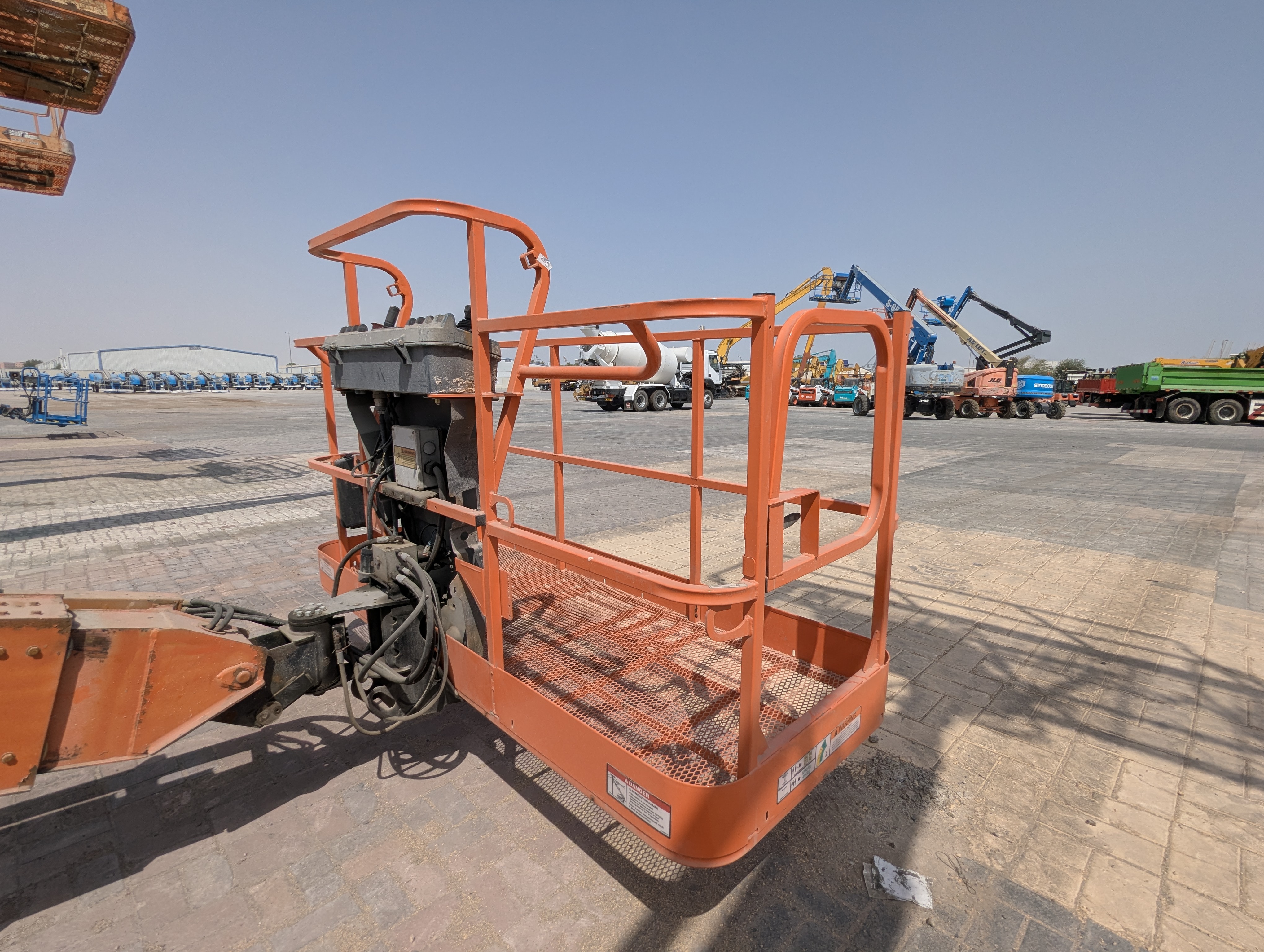 BLA-010-JLG-600S-Boom-lifts-inspection-Structure-Handrails-1