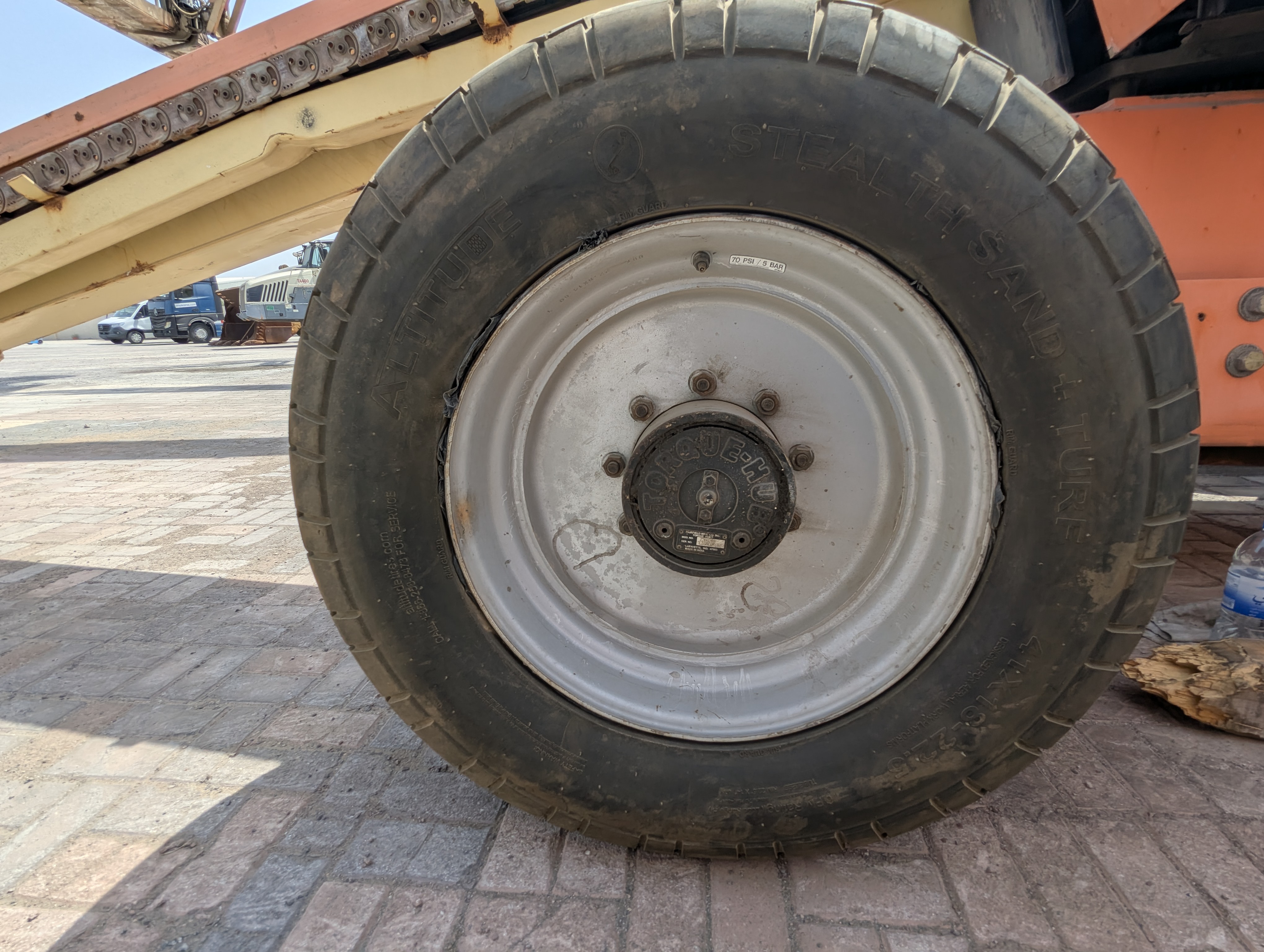 BLA-010-JLG-600S-Boom-lifts-inspection-Chassis-Left-front-tire-/-wheel-hub---condition-1