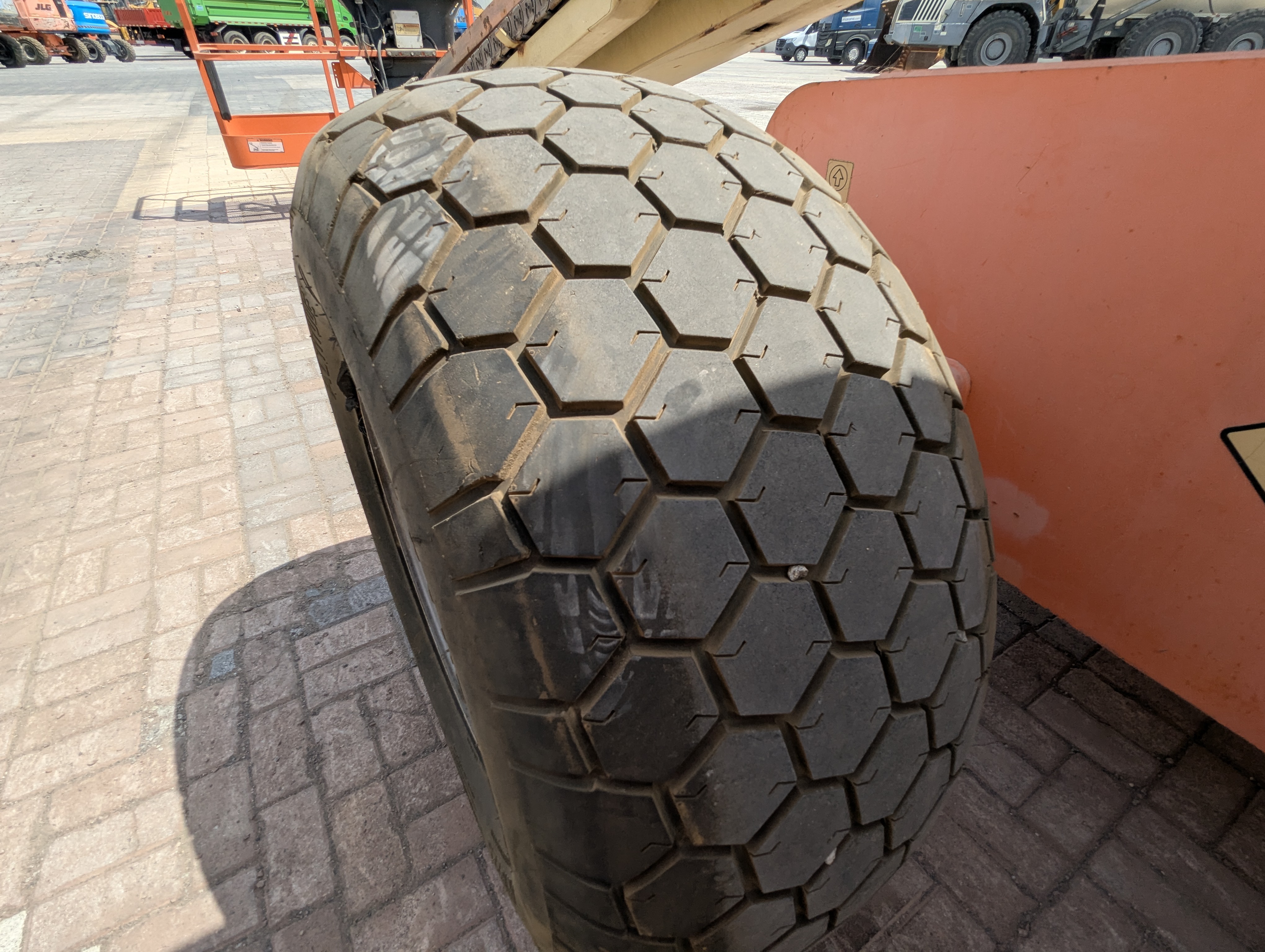 BLA-010-JLG-600S-Boom-lifts-inspection-Chassis-Left-front-tire-/-wheel-hub---condition-1
