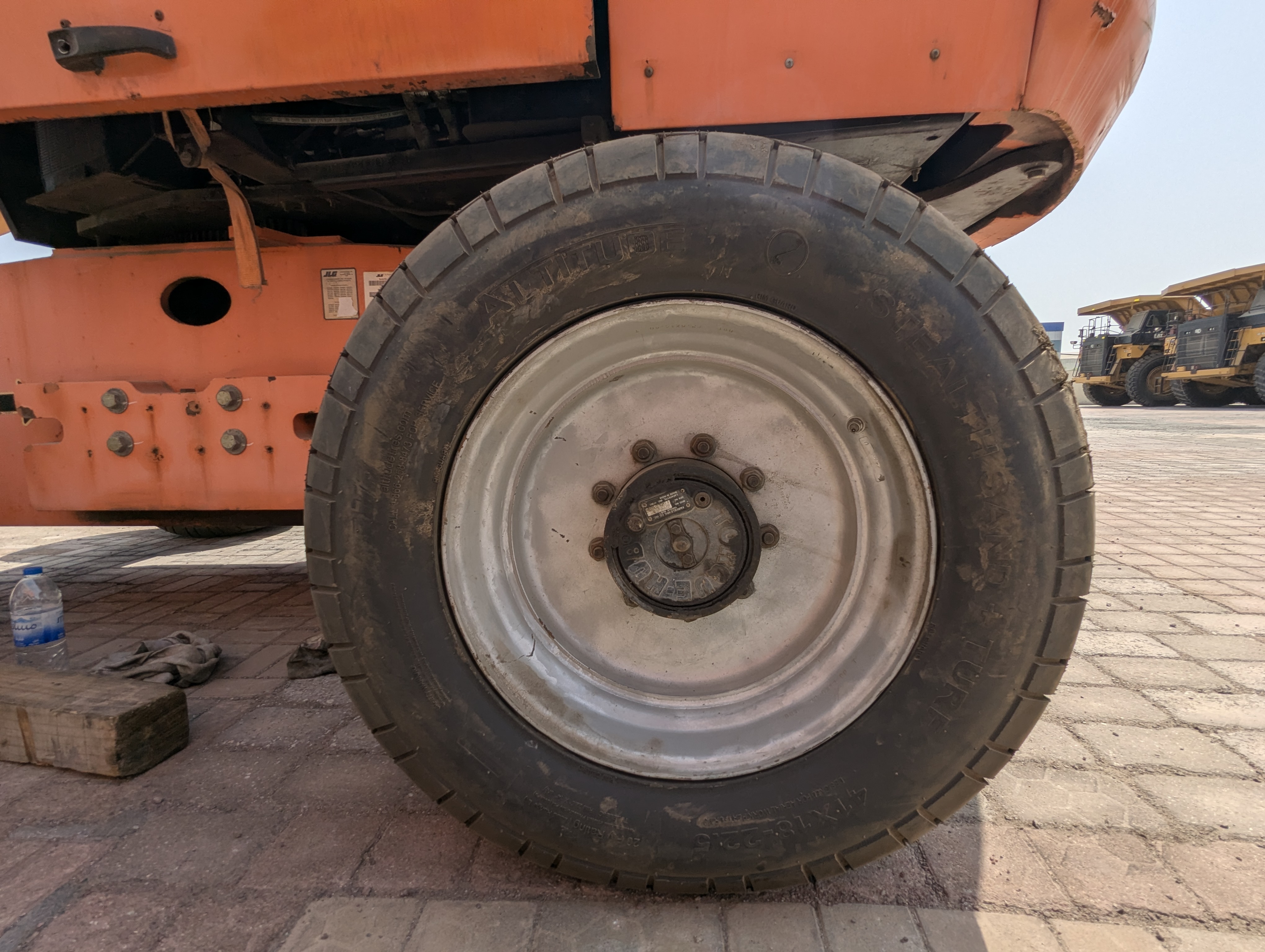 BLA-010-JLG-600S-Boom-lifts-inspection-Chassis-Left-rear-tire-/-wheel-hub---condition-1