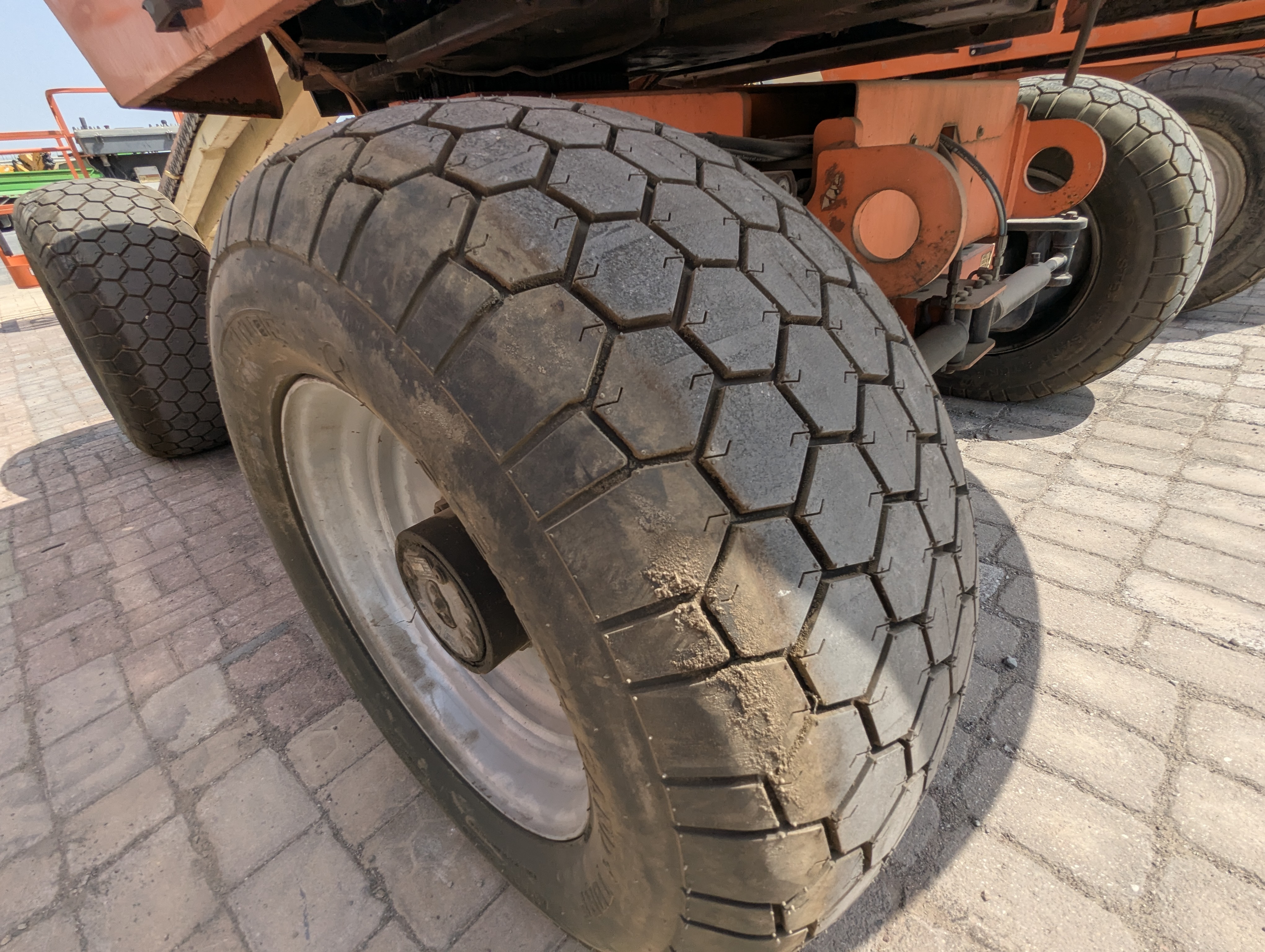 BLA-010-JLG-600S-Boom-lifts-inspection-Chassis-Left-rear-tire-/-wheel-hub---condition-1