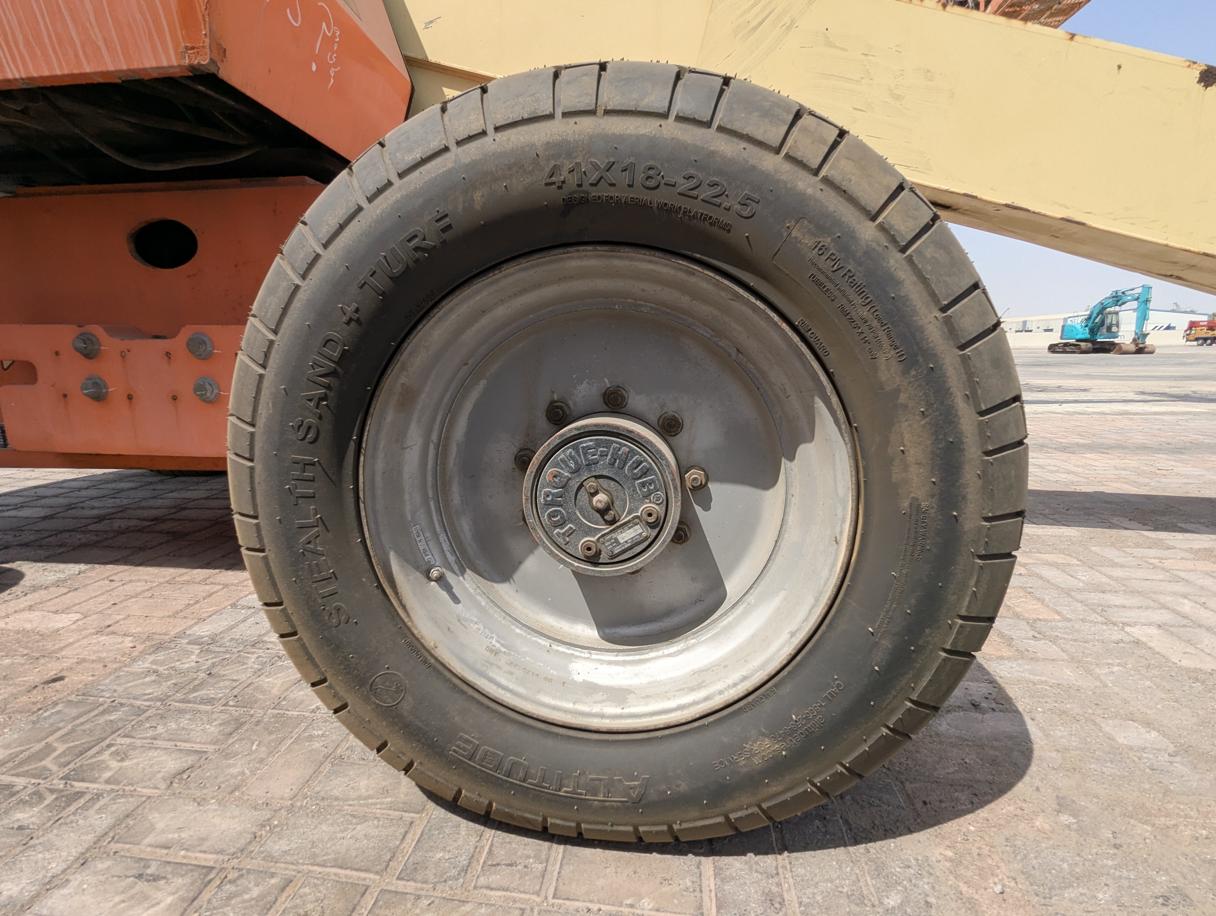 BLA-010-JLG-600S-Boom-lifts-inspection-Chassis-Right-front-tire-/-wheel-hub---condition-1