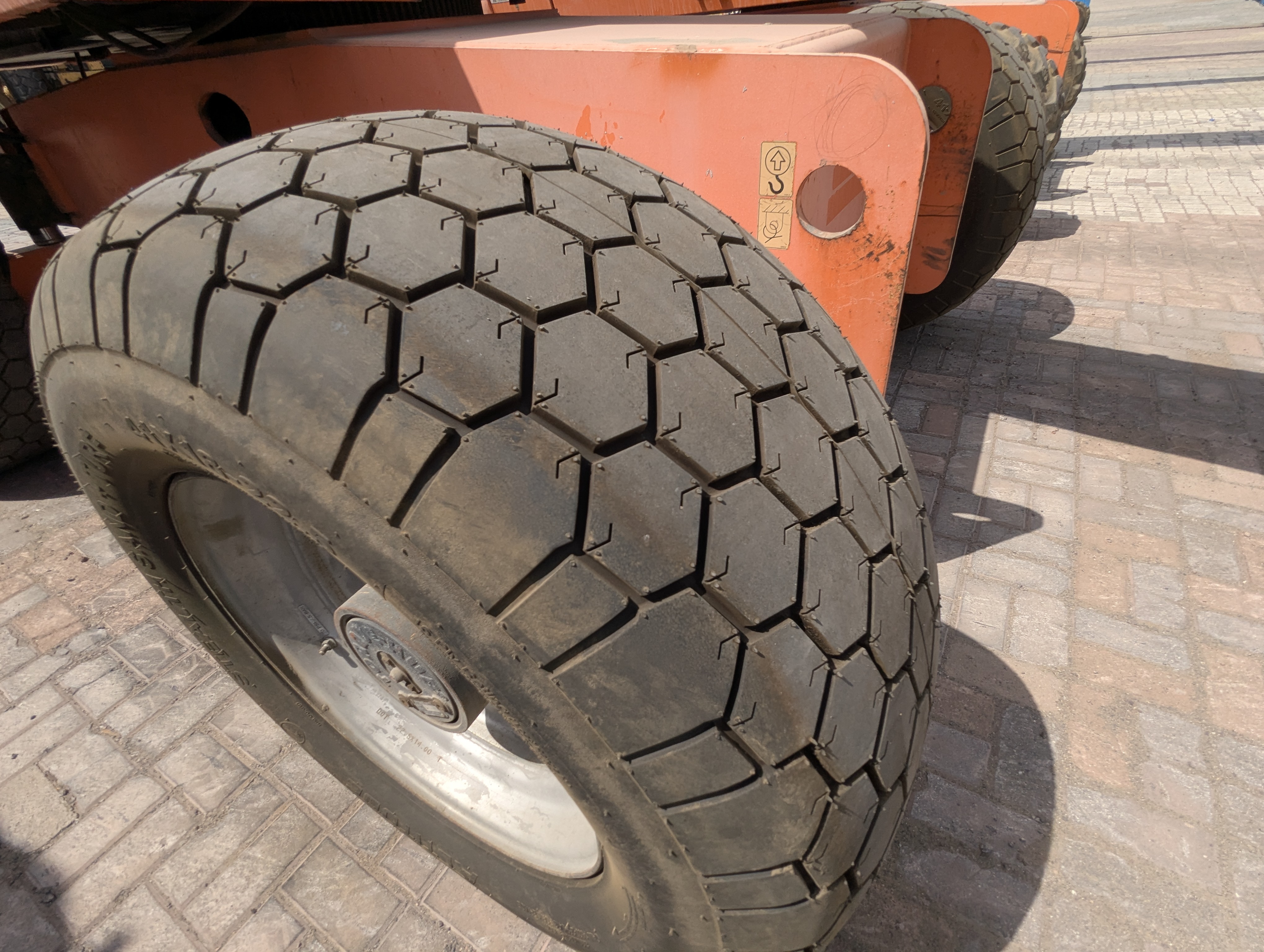 BLA-010-JLG-600S-Boom-lifts-inspection-Chassis-Right-front-tire-/-wheel-hub---condition-1