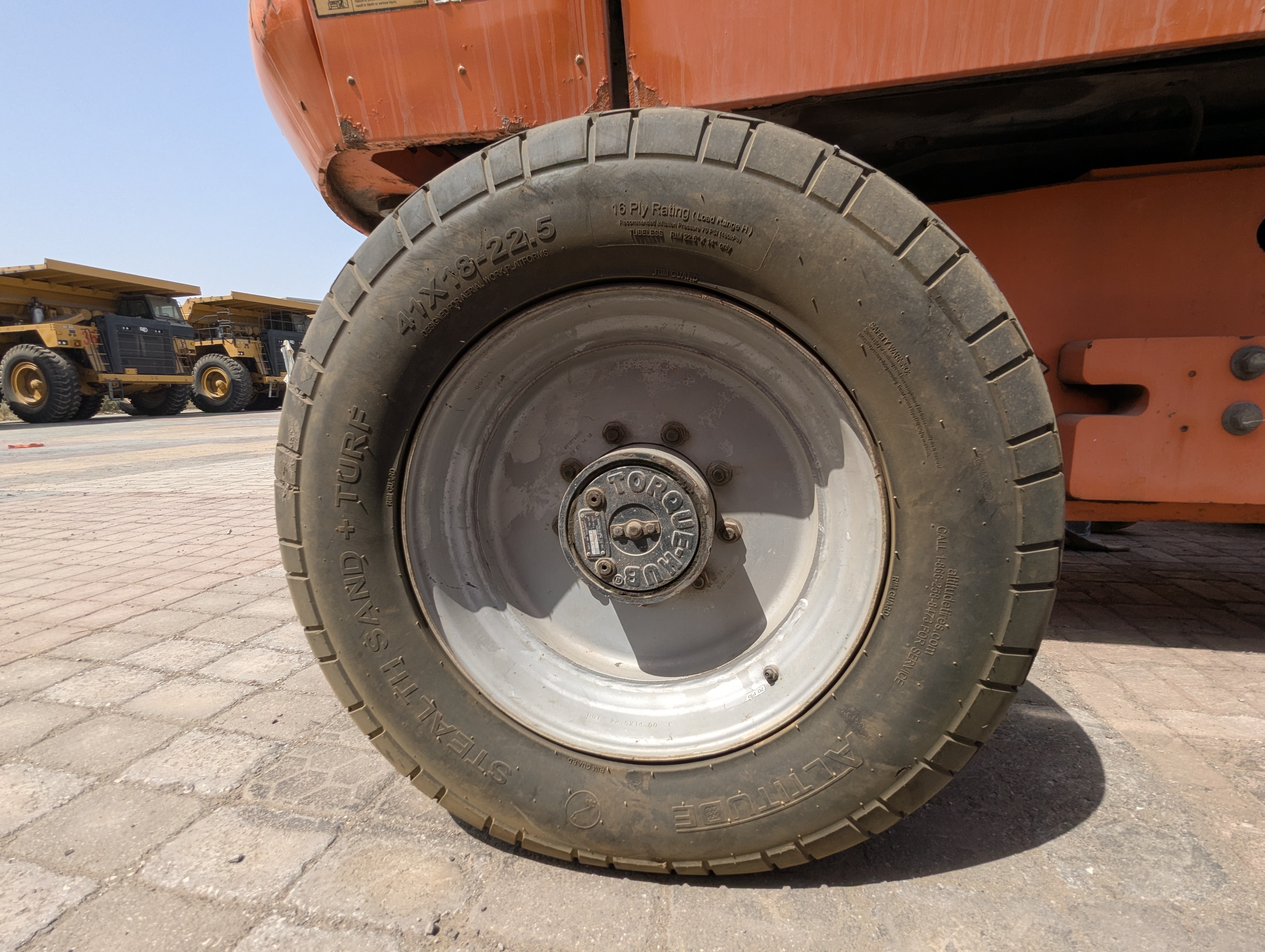 BLA-010-JLG-600S-Boom-lifts-inspection-Chassis-Right-rear-tire-/-wheel-hub---condition-1