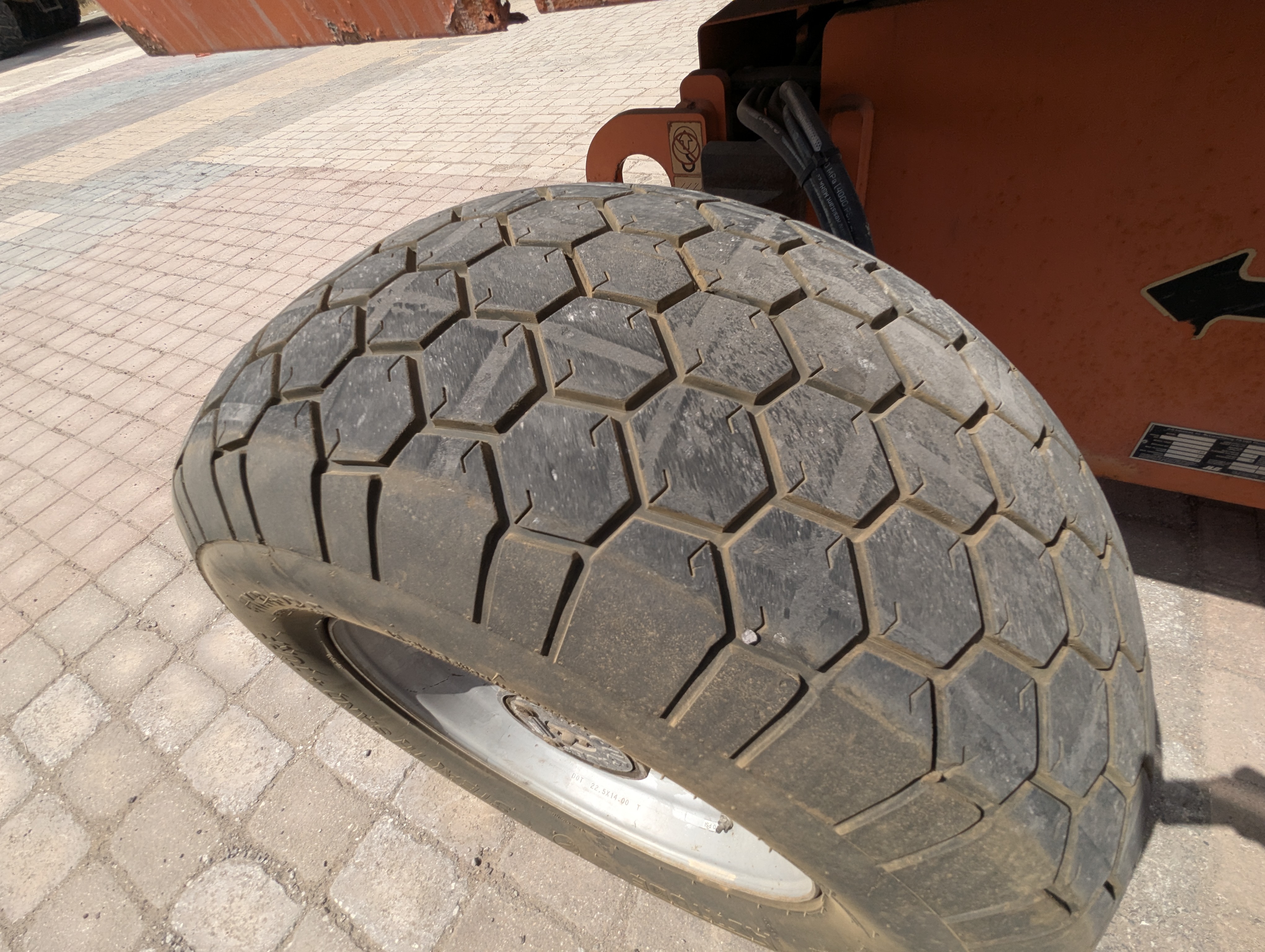 BLA-010-JLG-600S-Boom-lifts-inspection-Chassis-Right-rear-tire-/-wheel-hub---condition-1