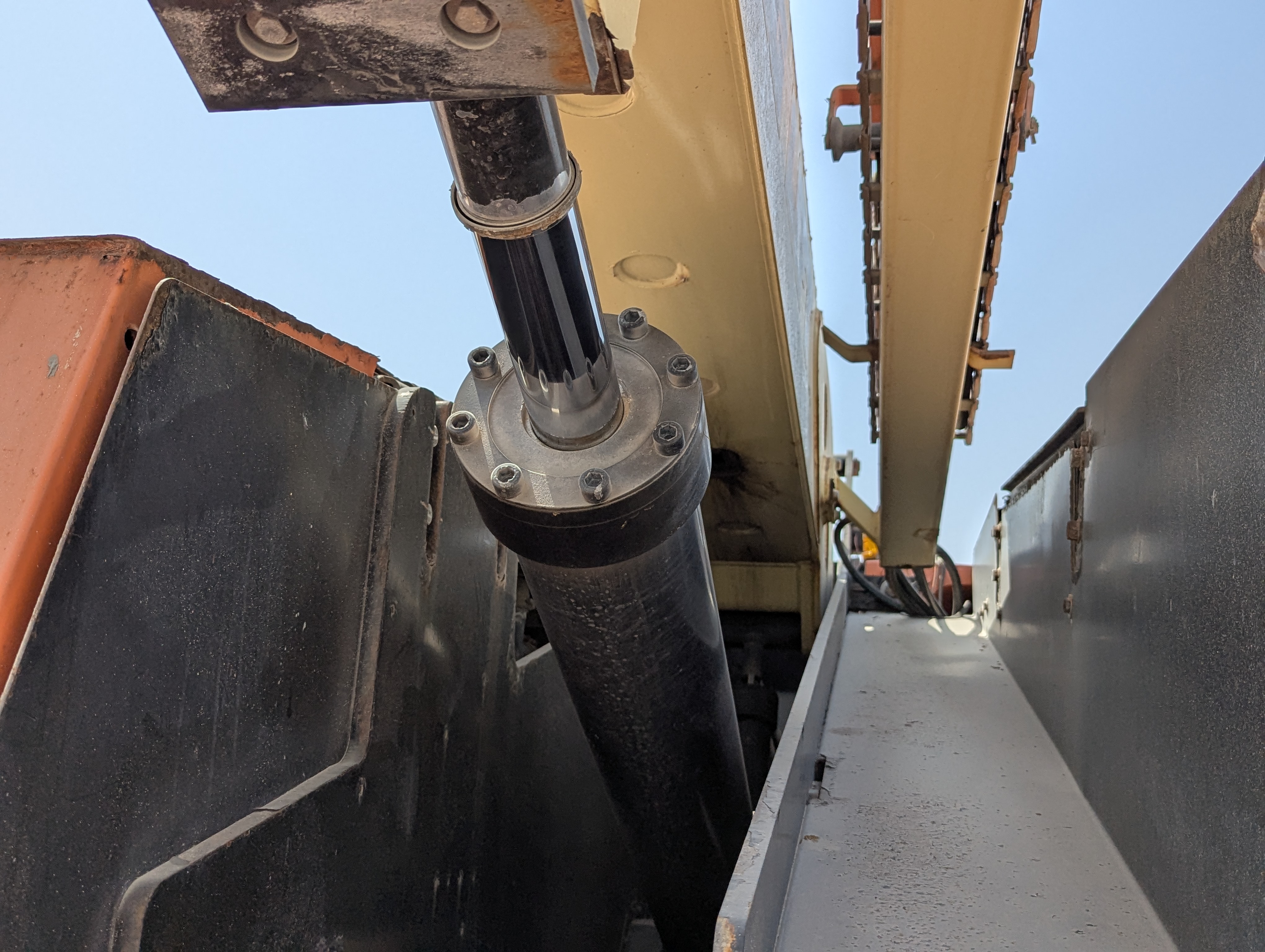 BLA-010-JLG-600S-Boom-lifts-inspection-Chassis-Boom-lift-cylinder-1