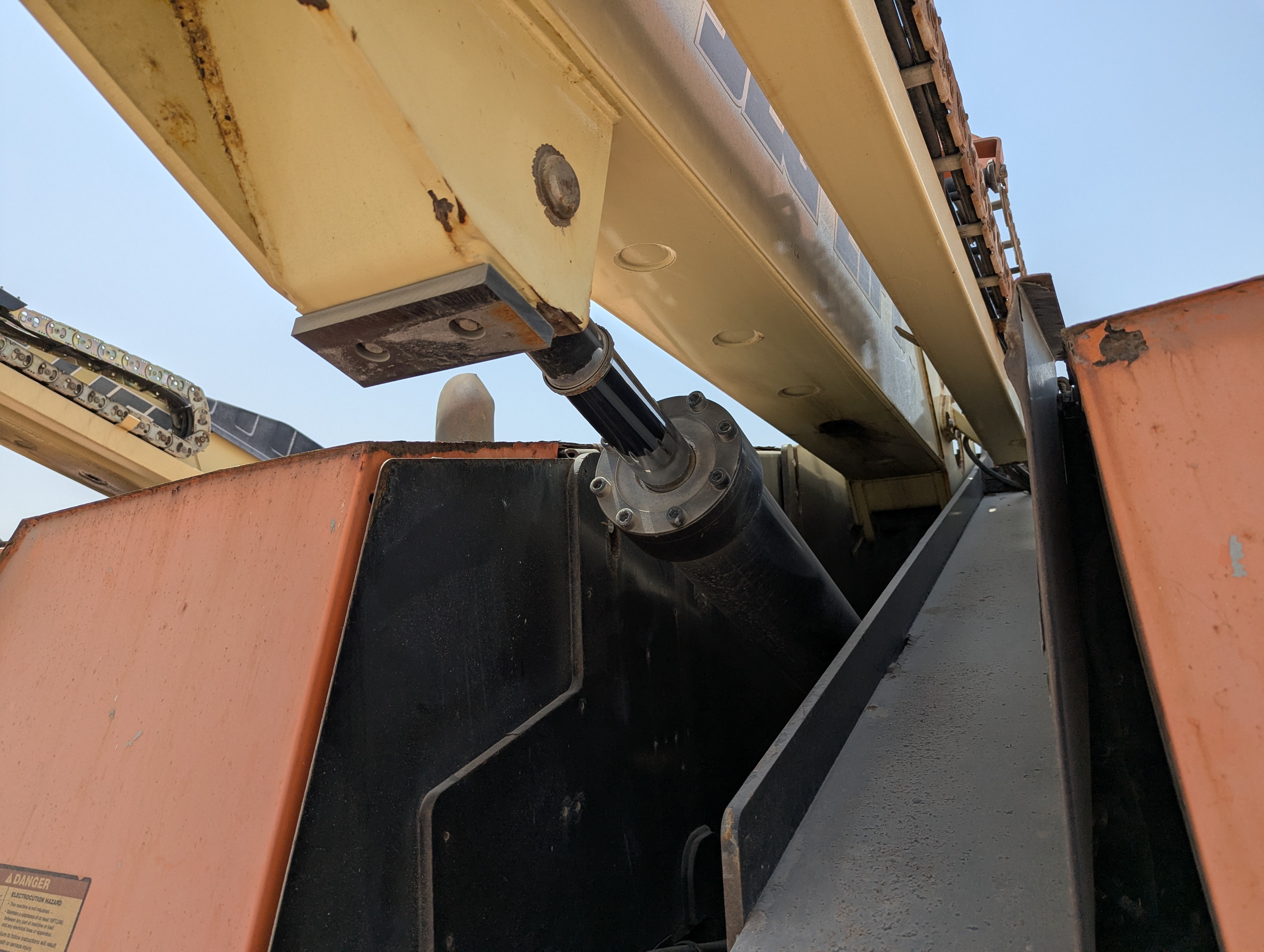 BLA-010-JLG-600S-Boom-lifts-inspection-Chassis-Boom-lift-cylinder-1