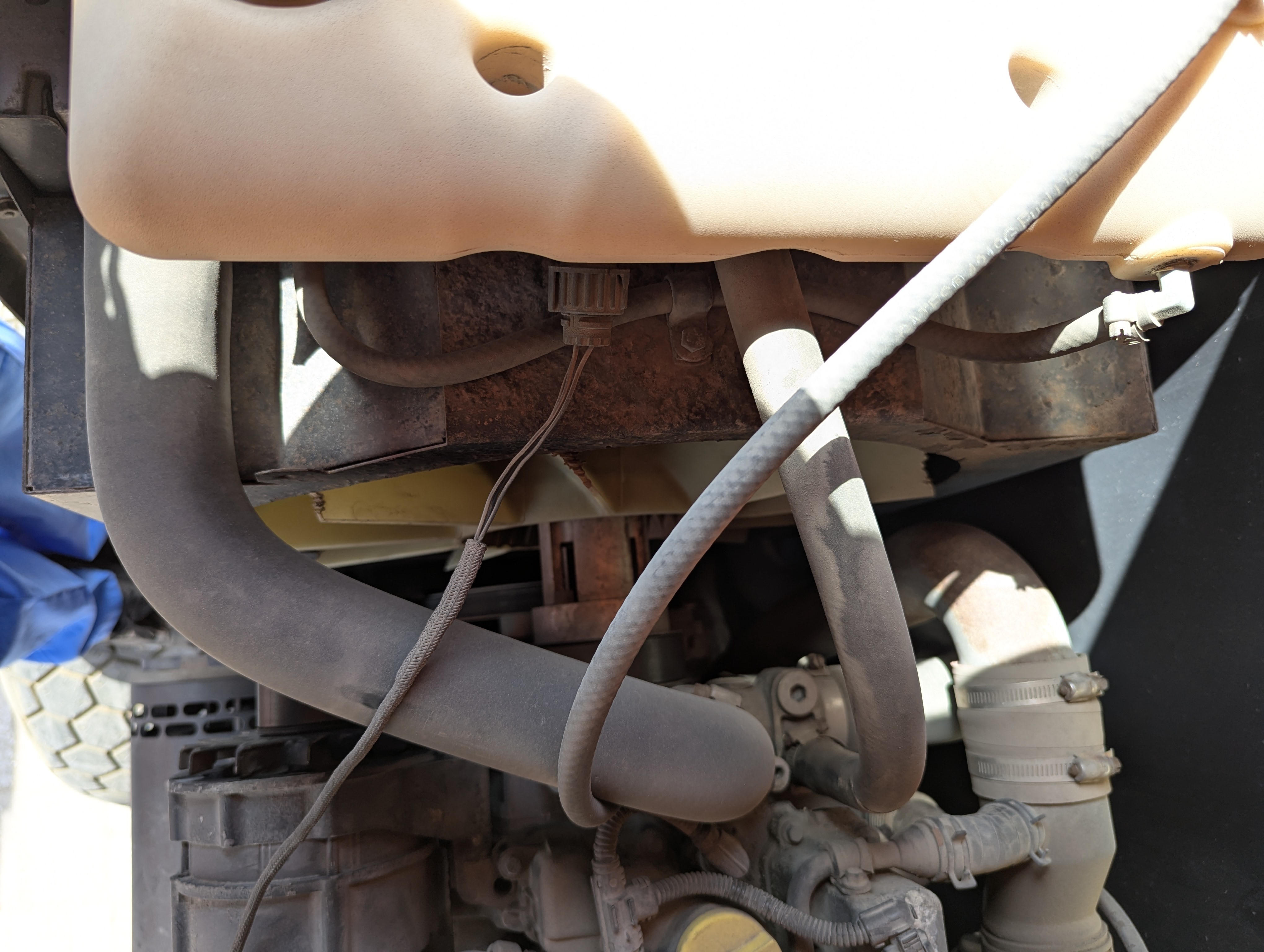 BLA-010-JLG-600S-Boom-lifts-inspection-Engine-Hoses-1