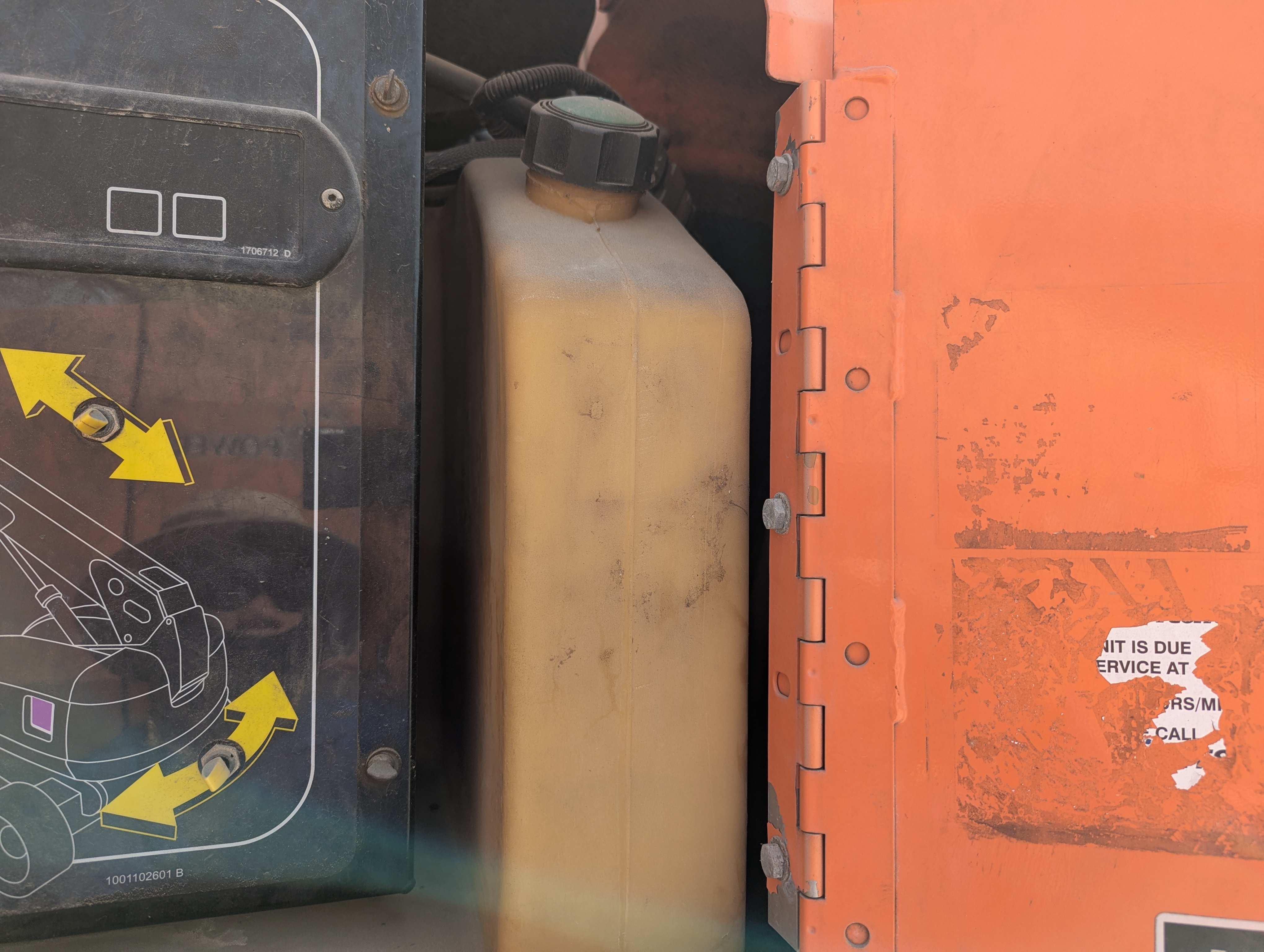 BLA-010-JLG-600S-Boom-lifts-inspection-Engine-Fuel-tank-1