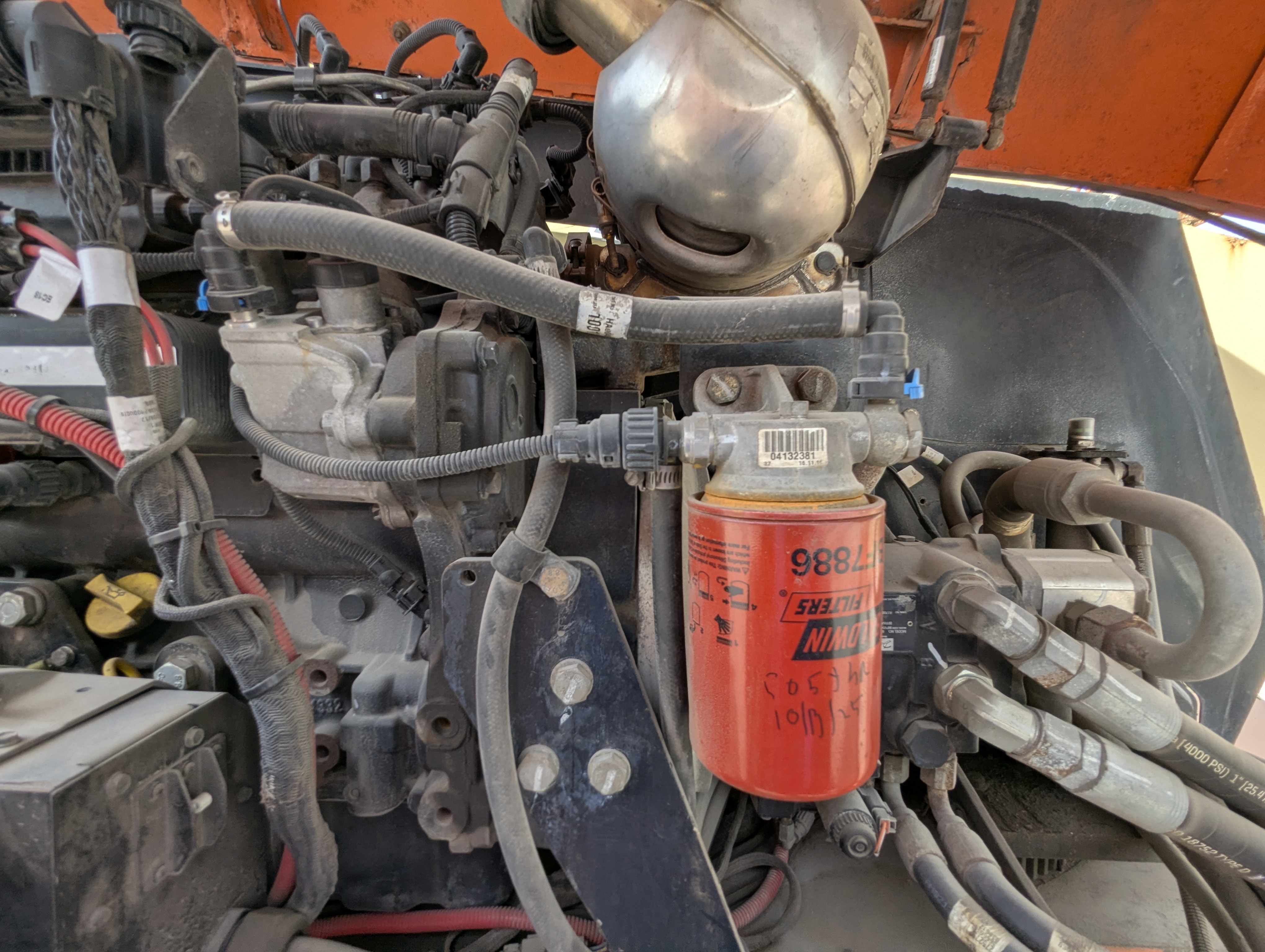 BLA-010-JLG-600S-Boom-lifts-inspection-Engine-Fuel-leaks-1