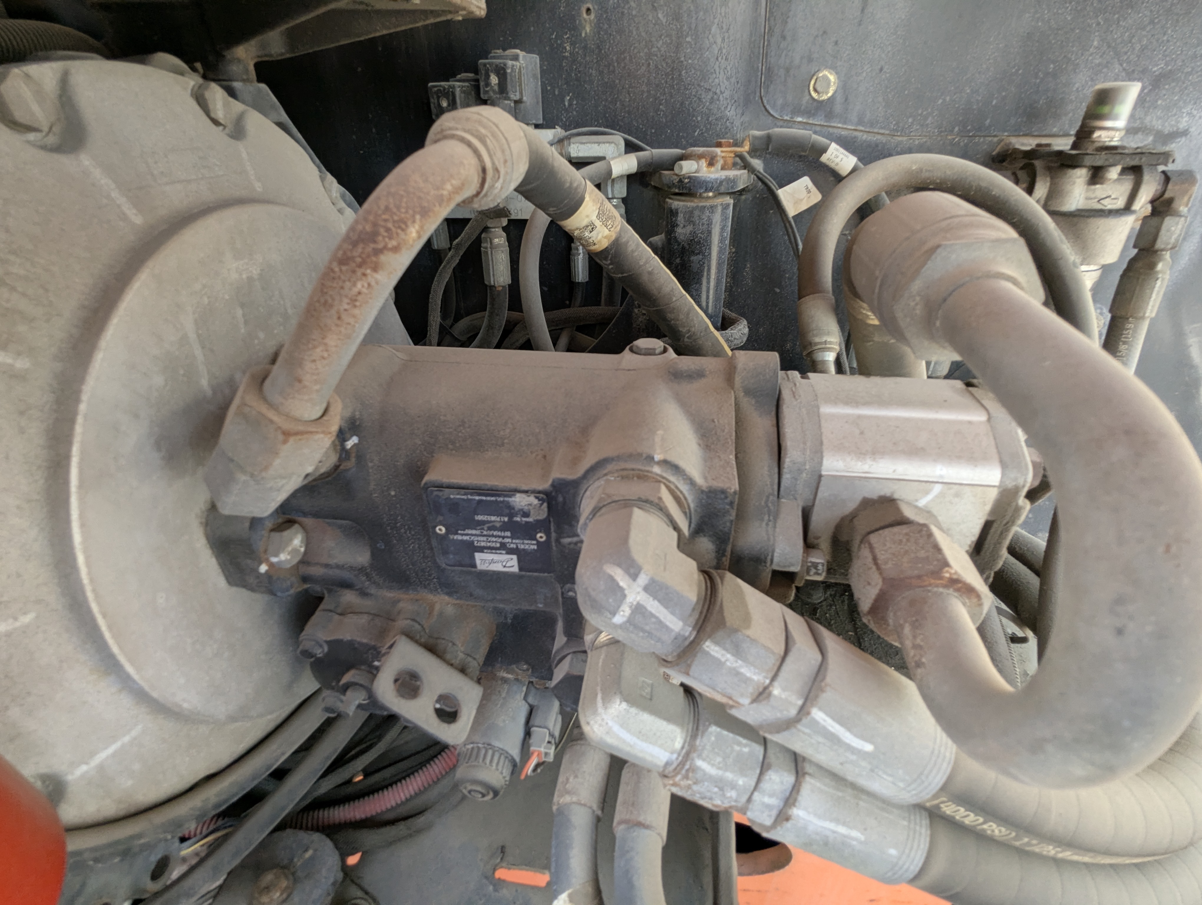 BLA-010-JLG-600S-Boom-lifts-inspection-Hydraulics-Hydraulic-pump-1