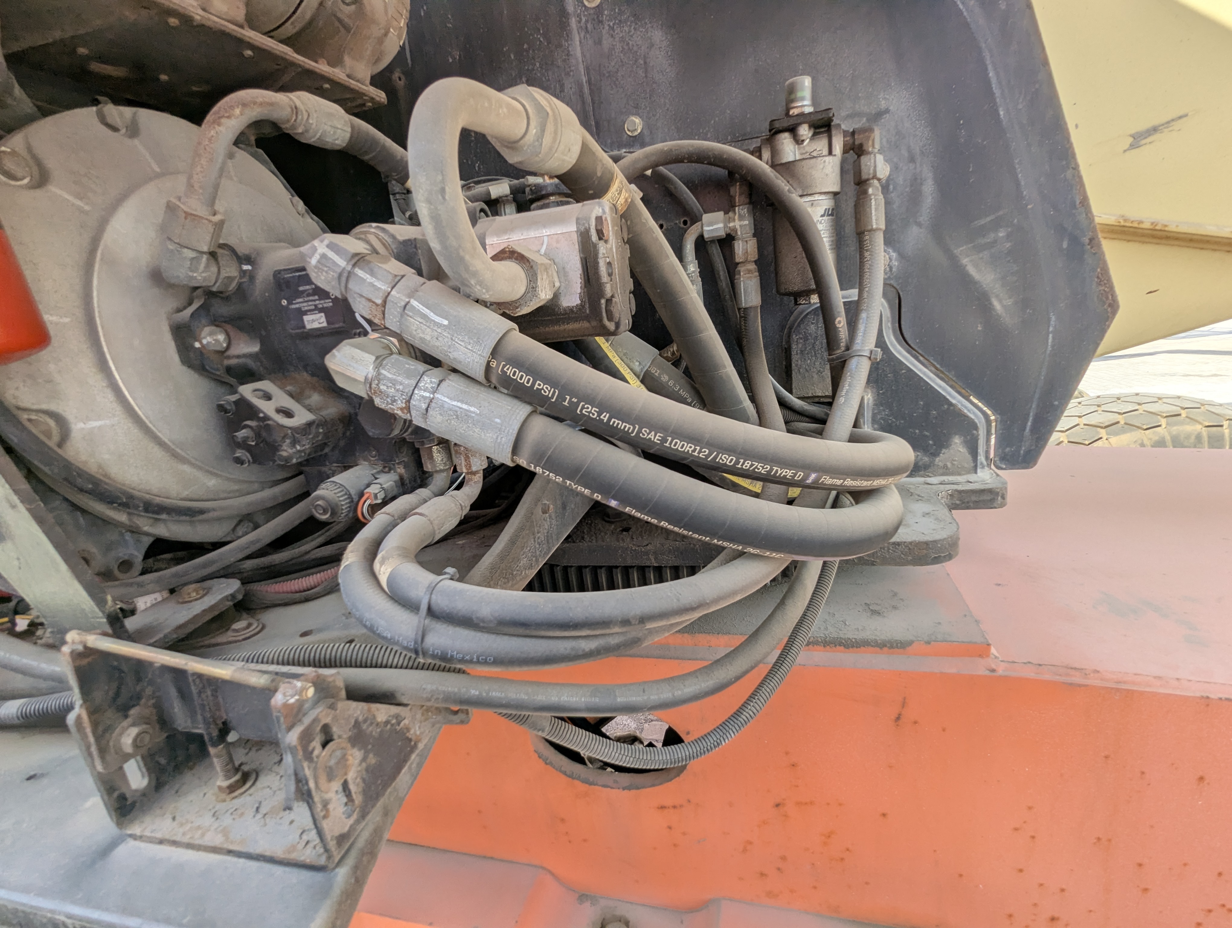 BLA-010-JLG-600S-Boom-lifts-inspection-Hydraulics-Hydraulic-hoses-and-lines-1