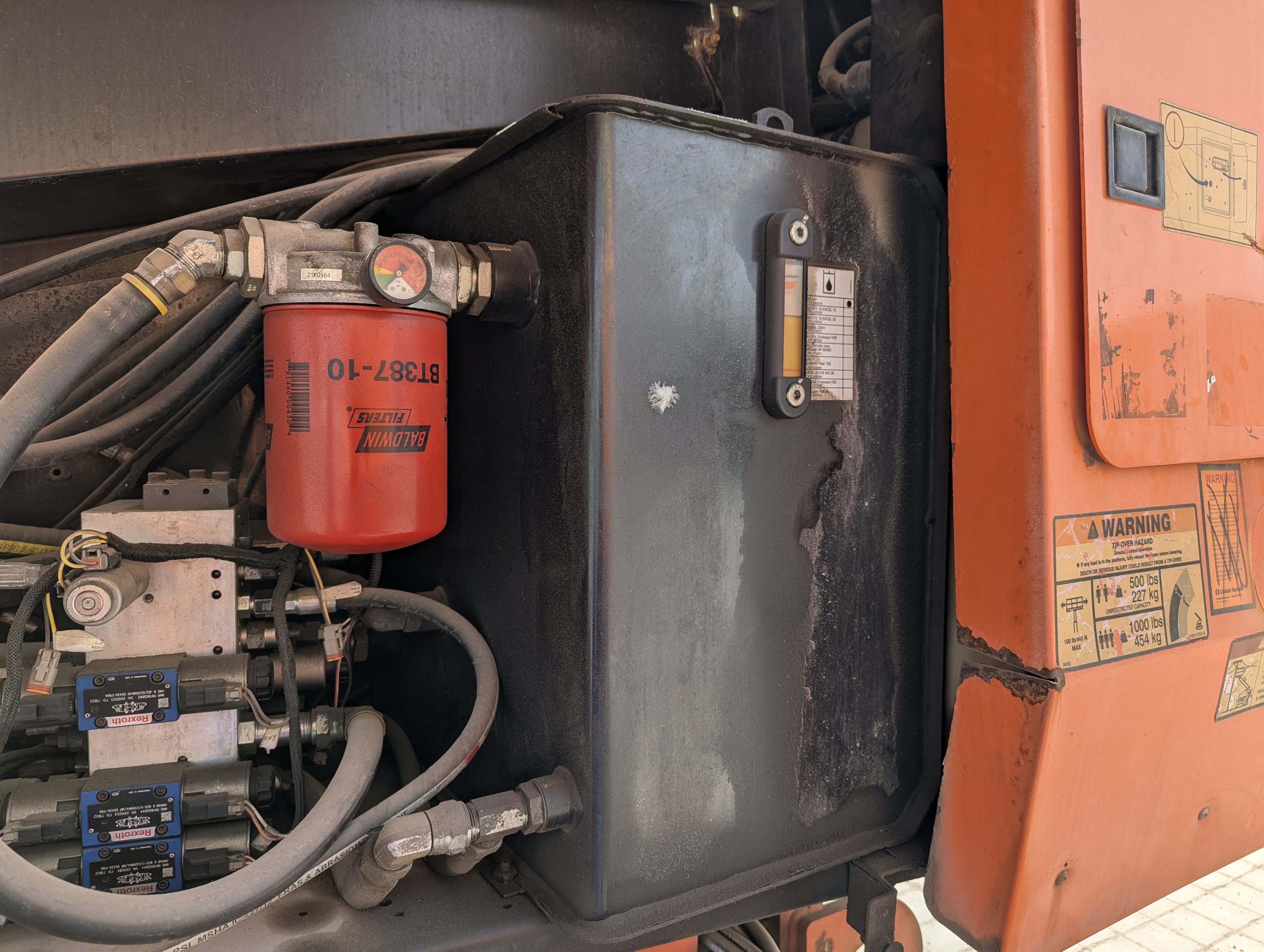 BLA-010-JLG-600S-Boom-lifts-inspection-Hydraulics-Hydraulic-Tank-1