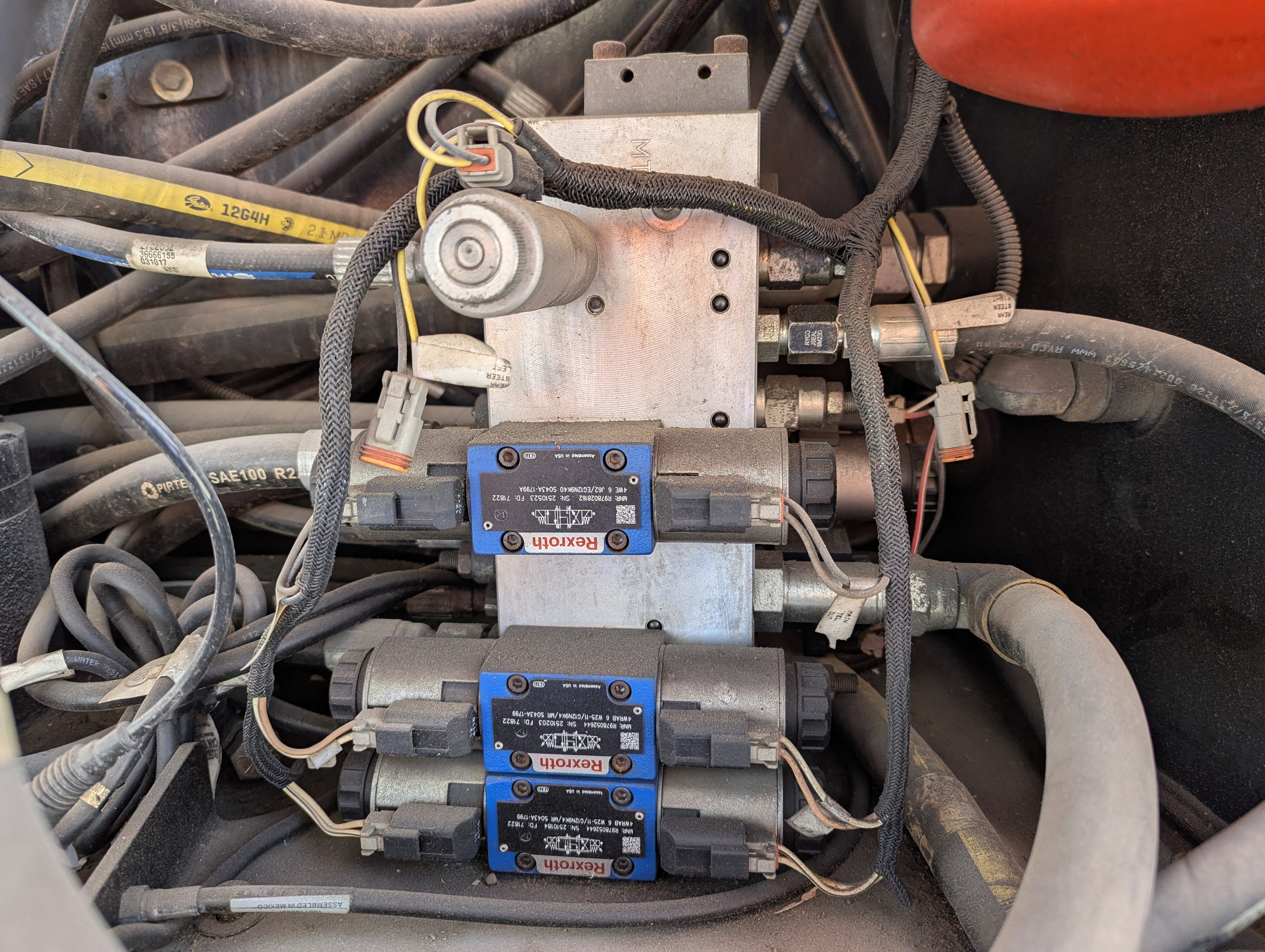 BLA-010-JLG-600S-Boom-lifts-inspection-Hydraulics-Main-control-valve-(MCV)-1