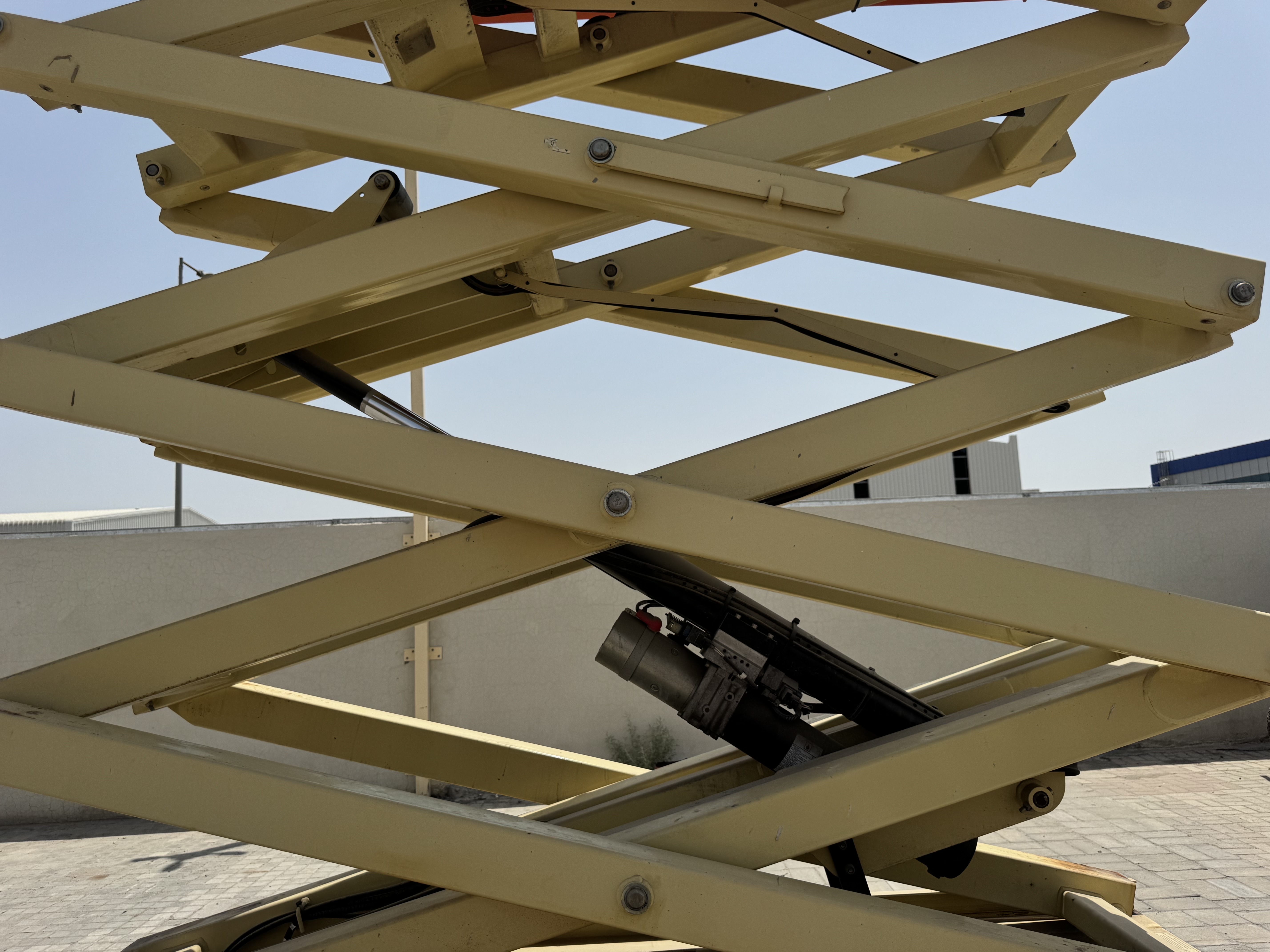 SLA-013-JLG-2646ES-Scissor-lifts-inspection-Structure-Scissor-arms-1