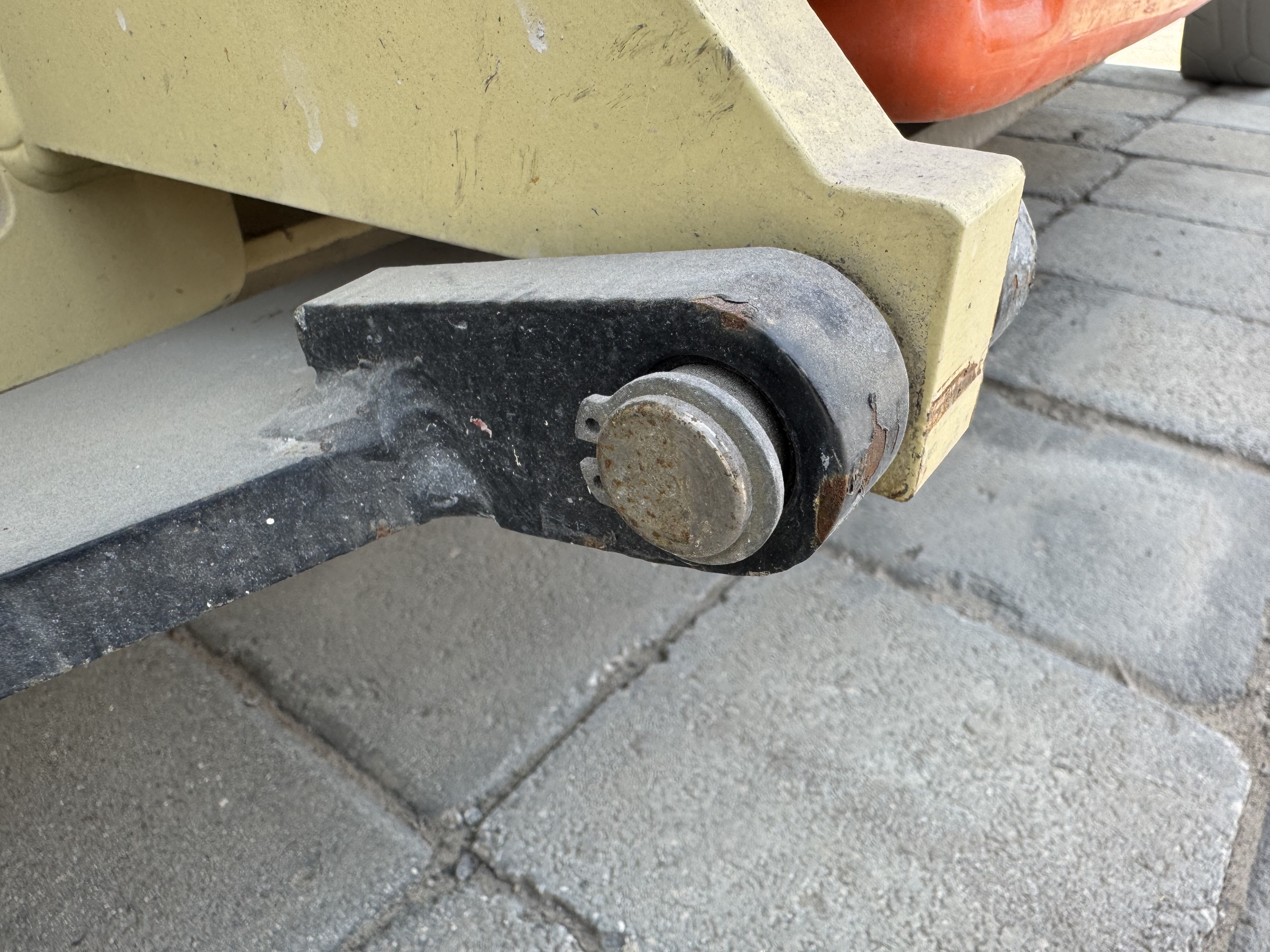 SLA-013-JLG-2646ES-Scissor-lifts-inspection-Structure-Pin-connections-1