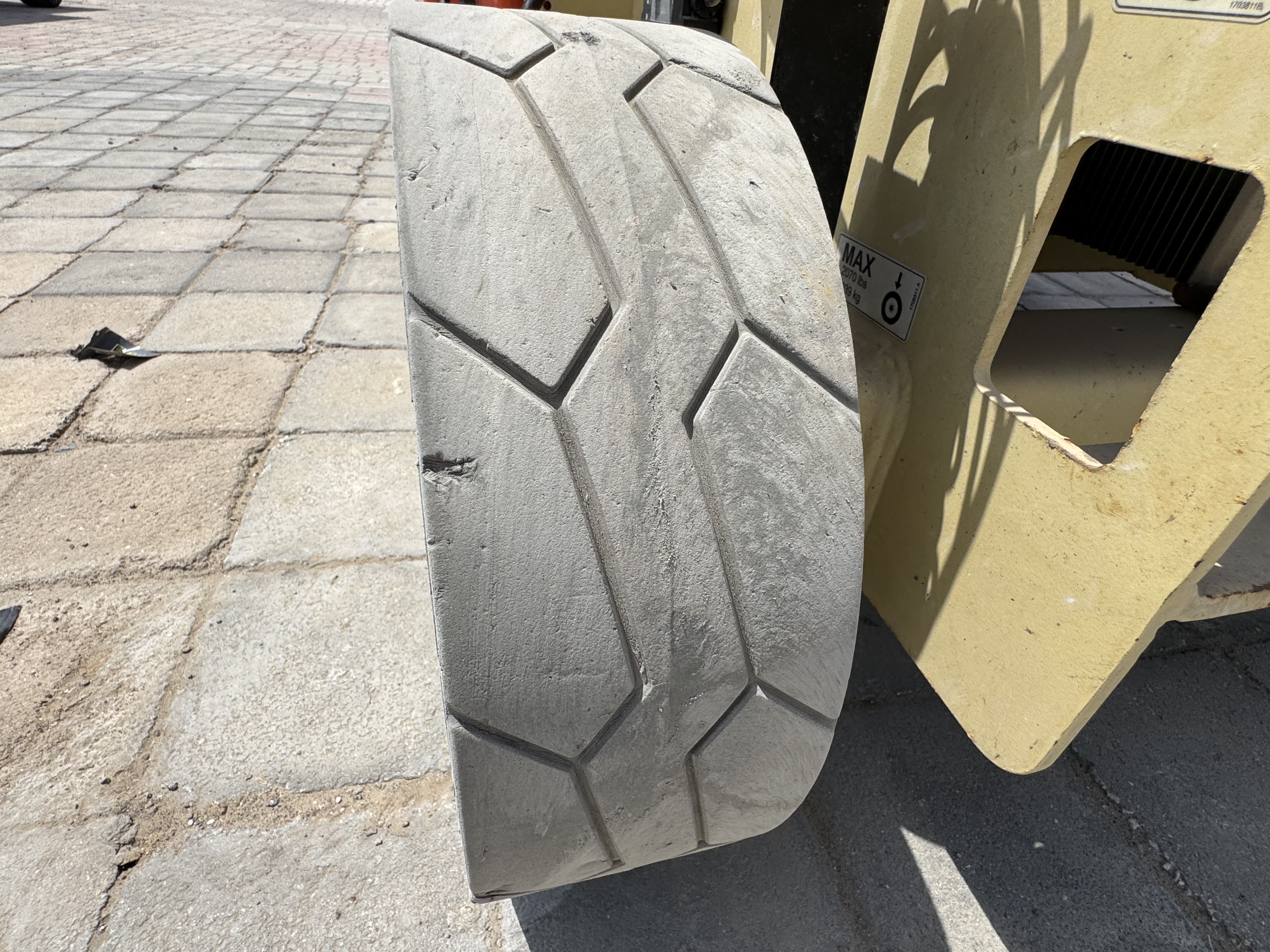 SLA-013-JLG-2646ES-Scissor-lifts-inspection-Chassis-Tires-condition-1