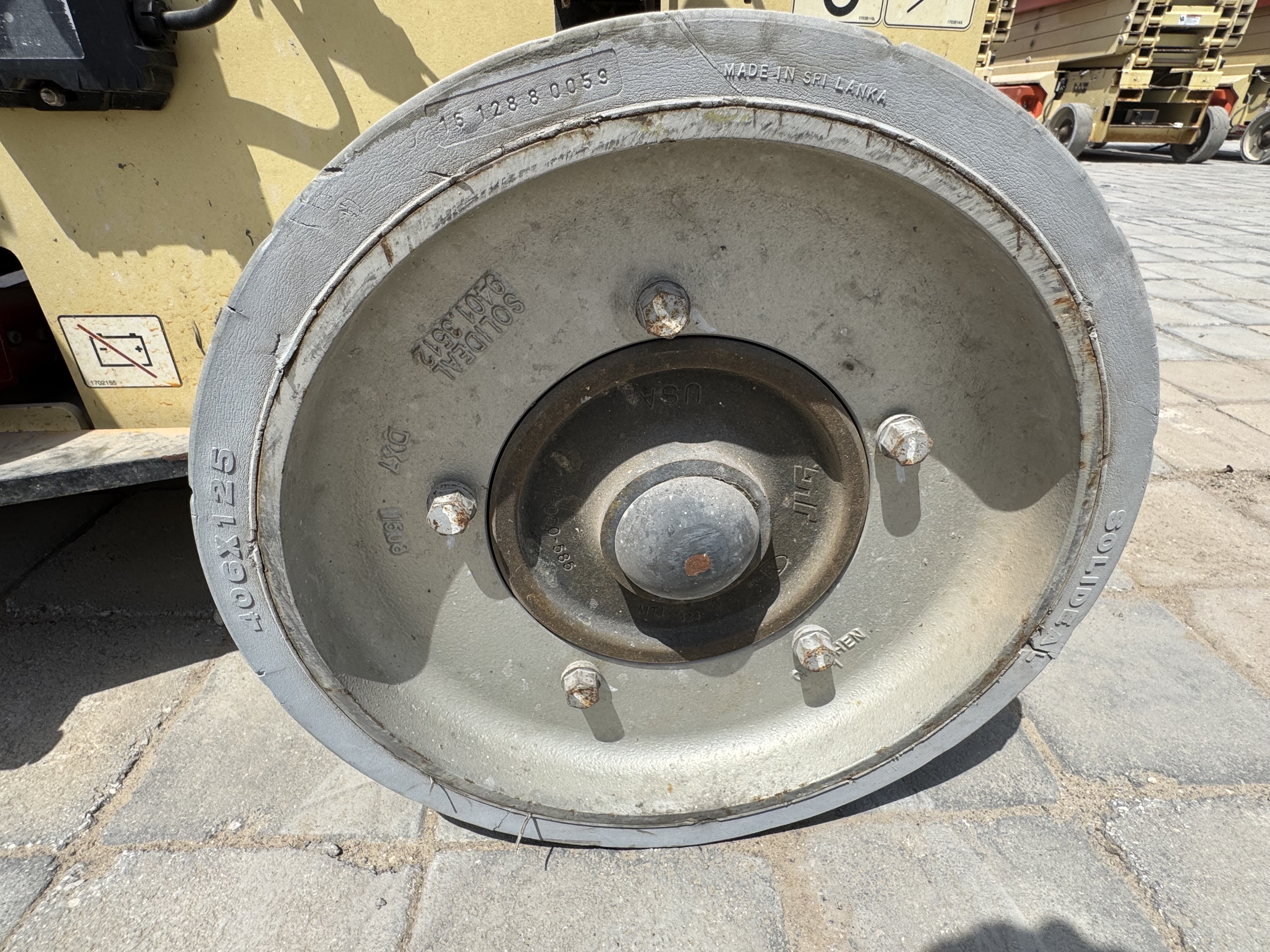 SLA-013-JLG-2646ES-Scissor-lifts-inspection-Chassis-Wheel-hub-condition-1