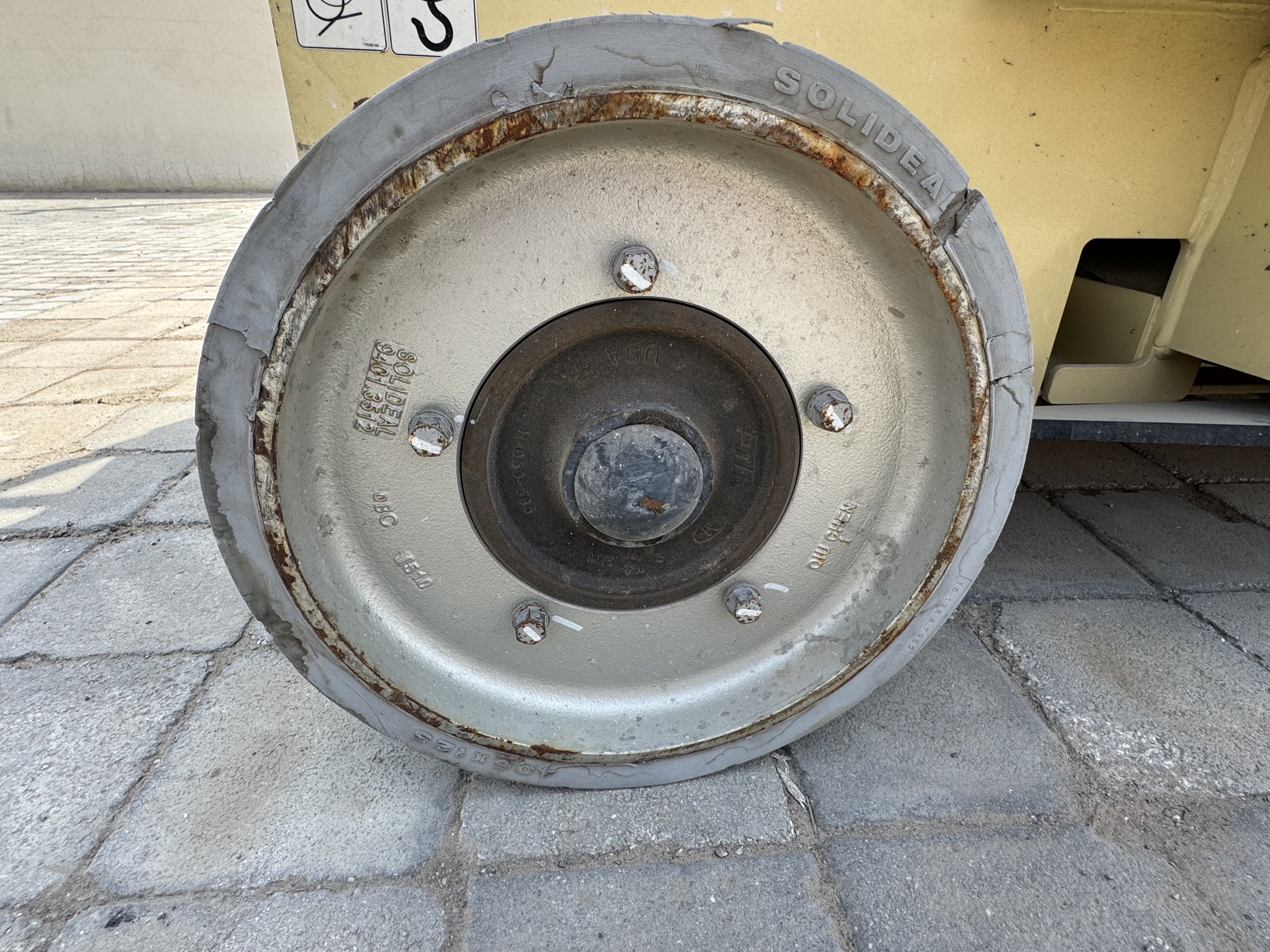 SLA-013-JLG-2646ES-Scissor-lifts-inspection-Chassis-Wheel-hub-condition-1