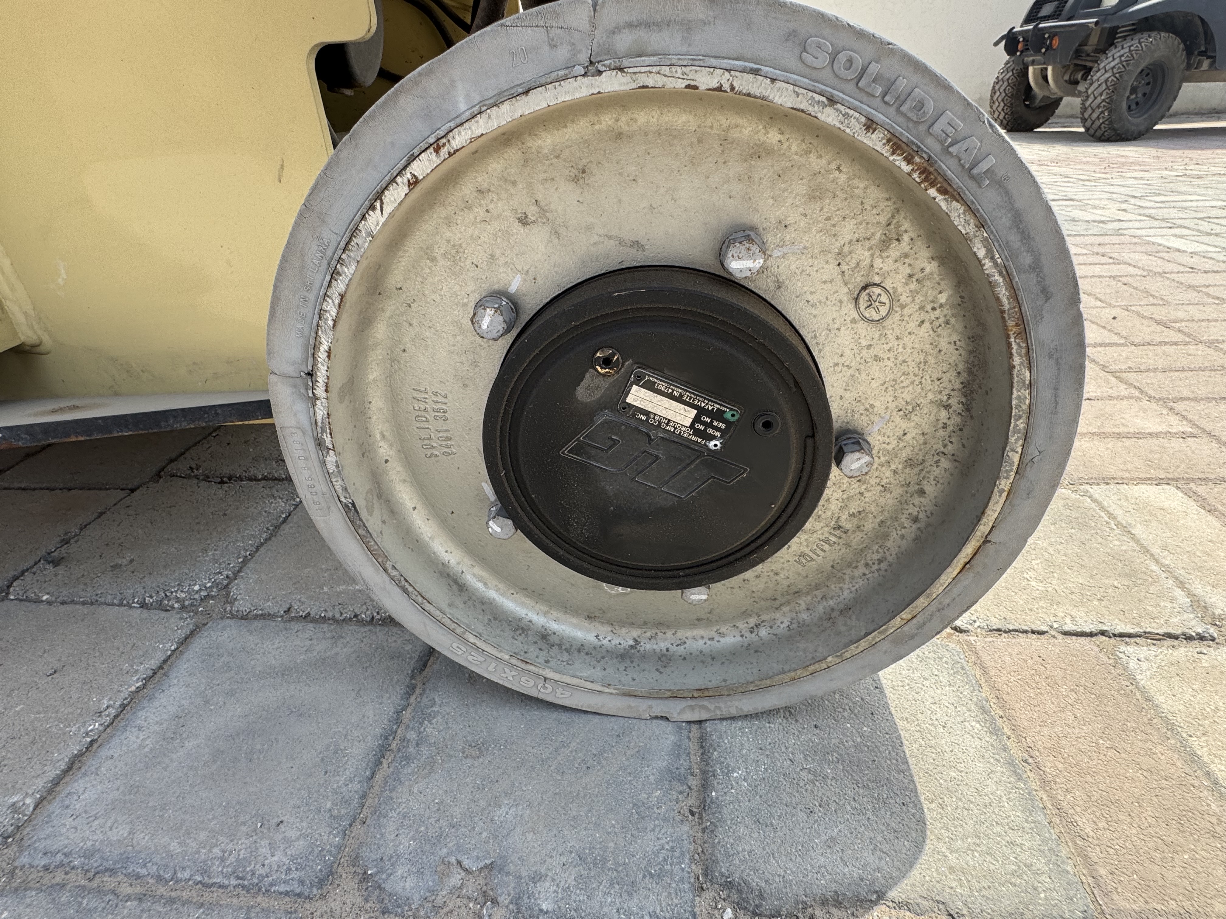 SLA-013-JLG-2646ES-Scissor-lifts-inspection-Chassis-Wheel-hub-condition-1