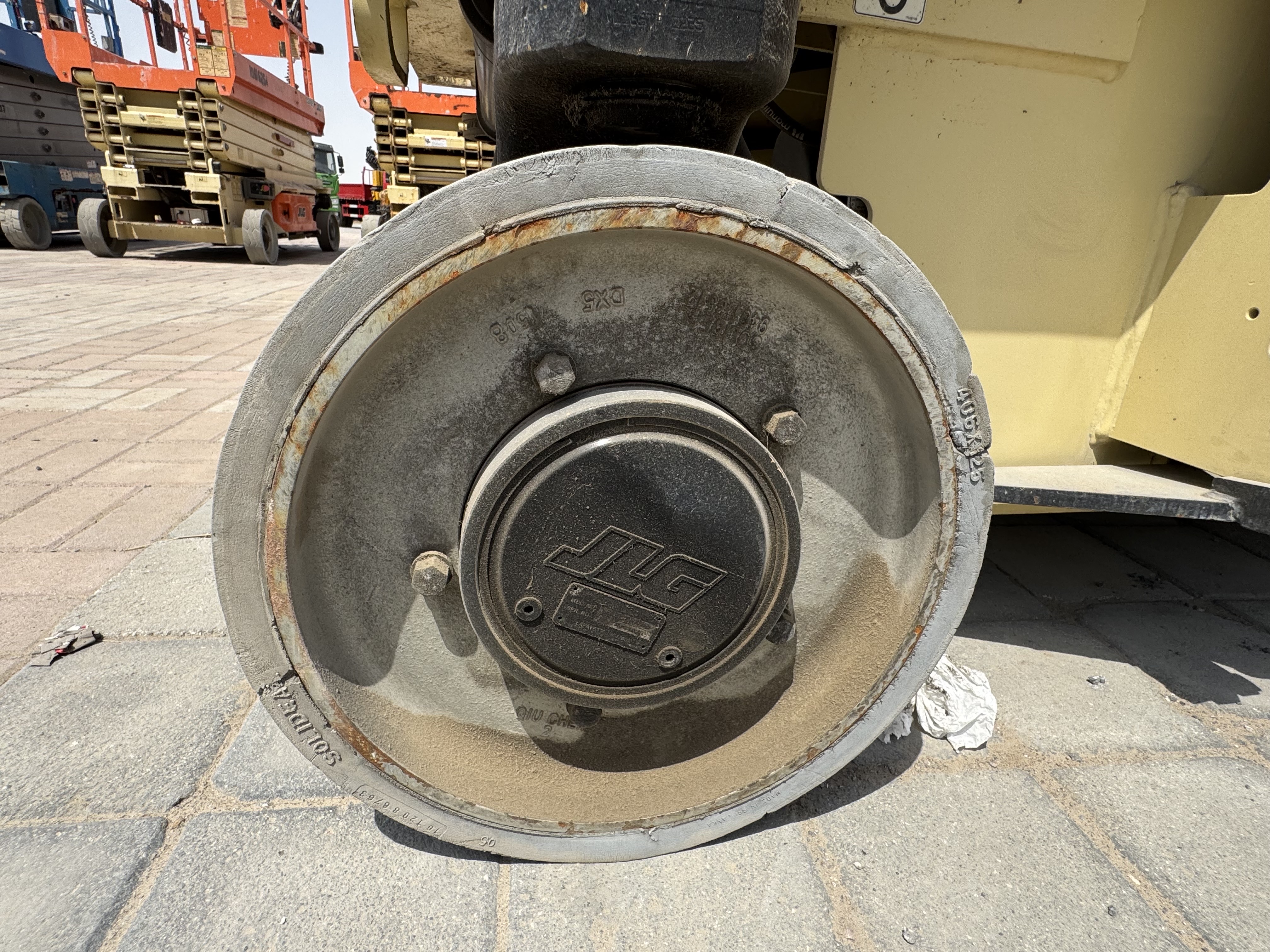SLA-013-JLG-2646ES-Scissor-lifts-inspection-Chassis-Wheel-hub-condition-1