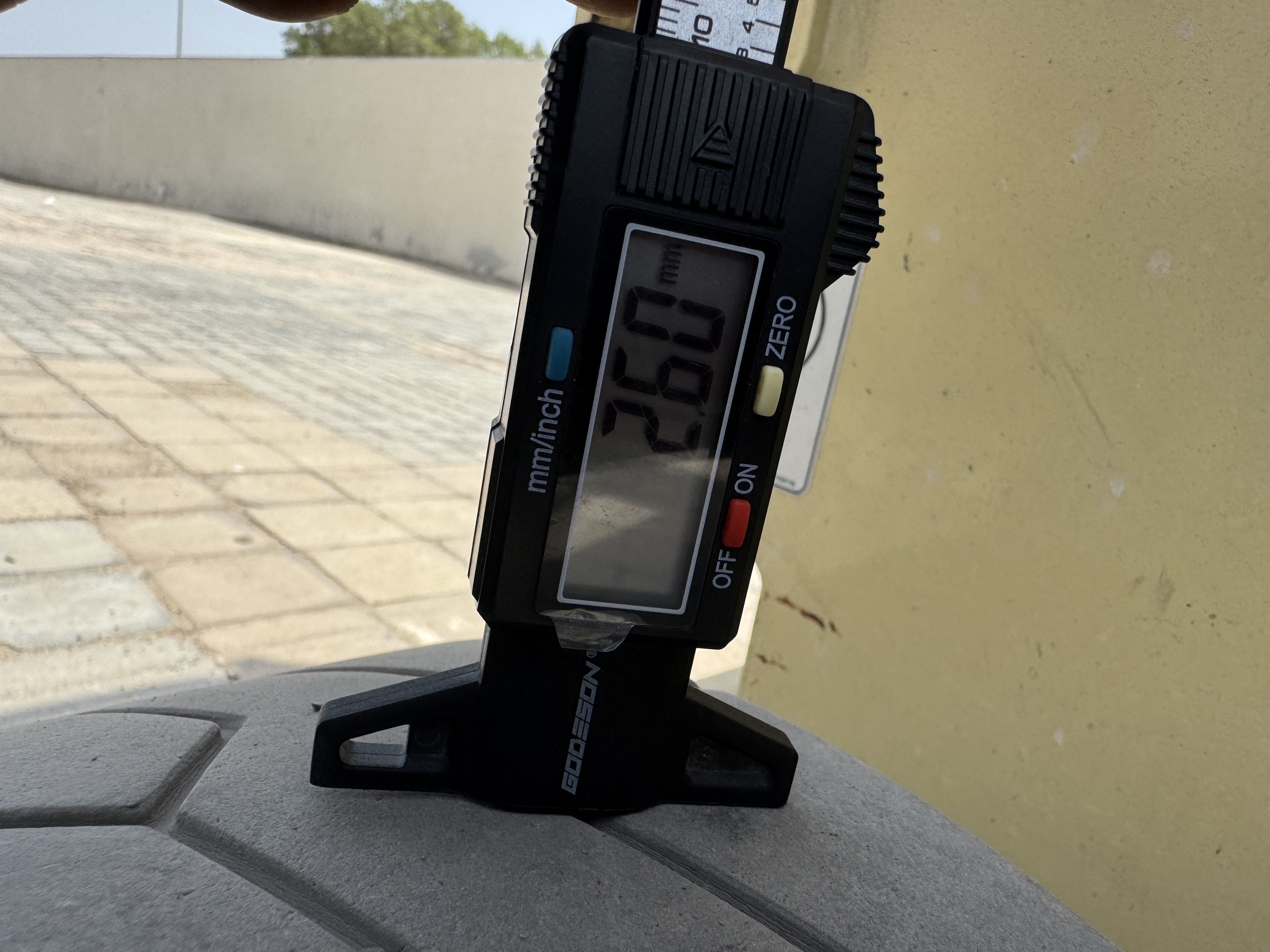 SLA-013-JLG-2646ES-Scissor-lifts-inspection-Chassis-Tires-tread-depth-1
