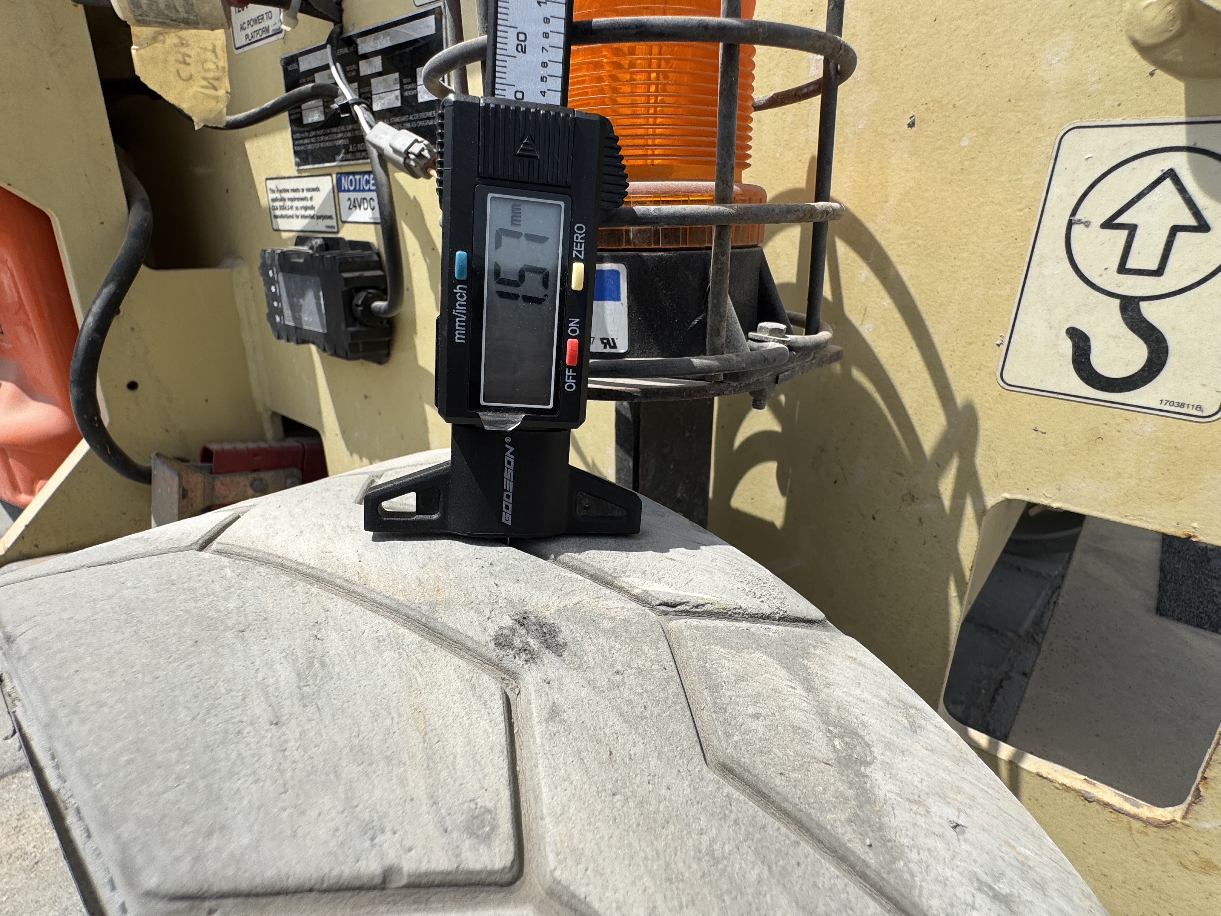 SLA-013-JLG-2646ES-Scissor-lifts-inspection-Chassis-Tires-tread-depth-1
