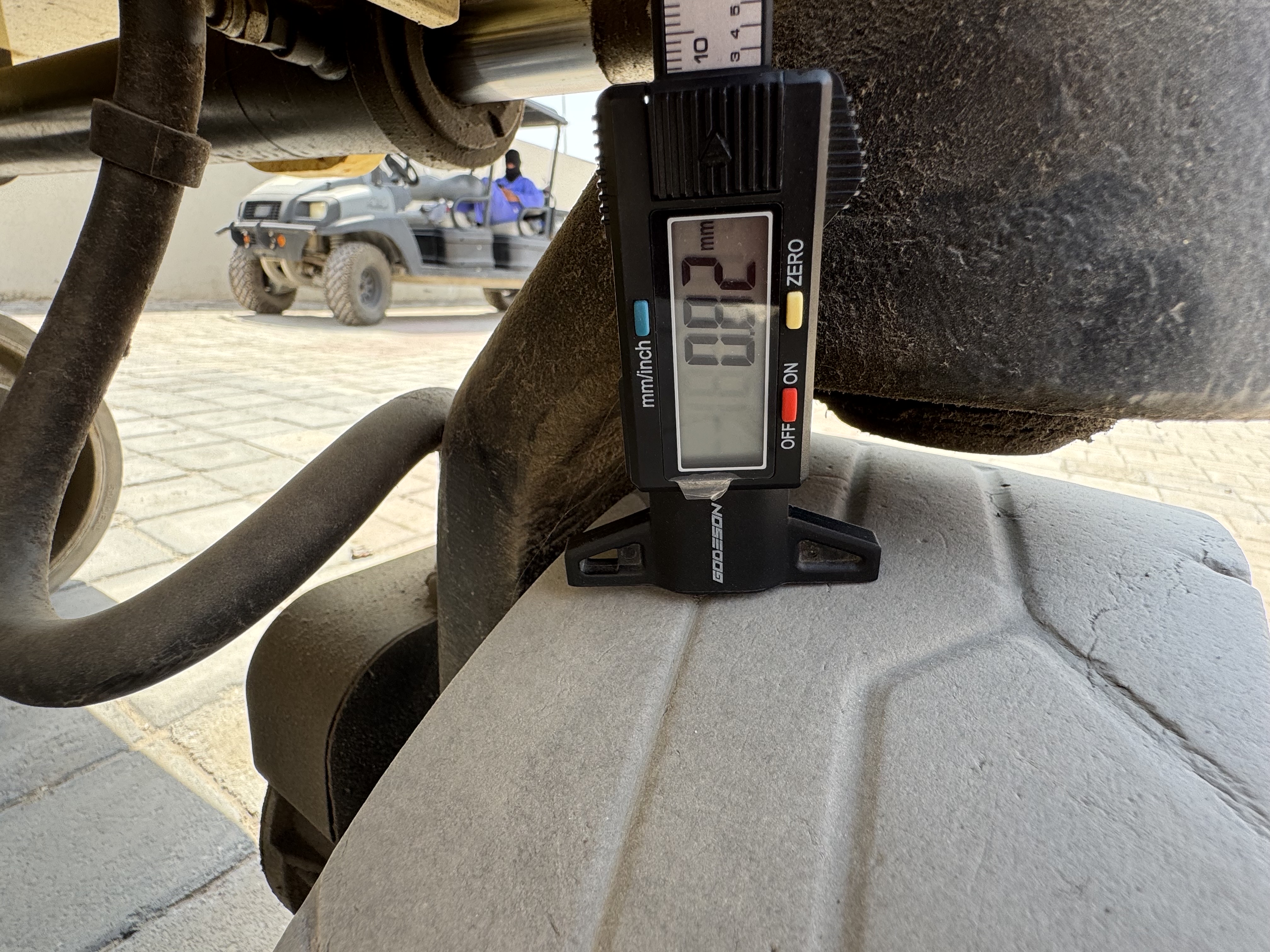 SLA-013-JLG-2646ES-Scissor-lifts-inspection-Chassis-Tires-tread-depth-1