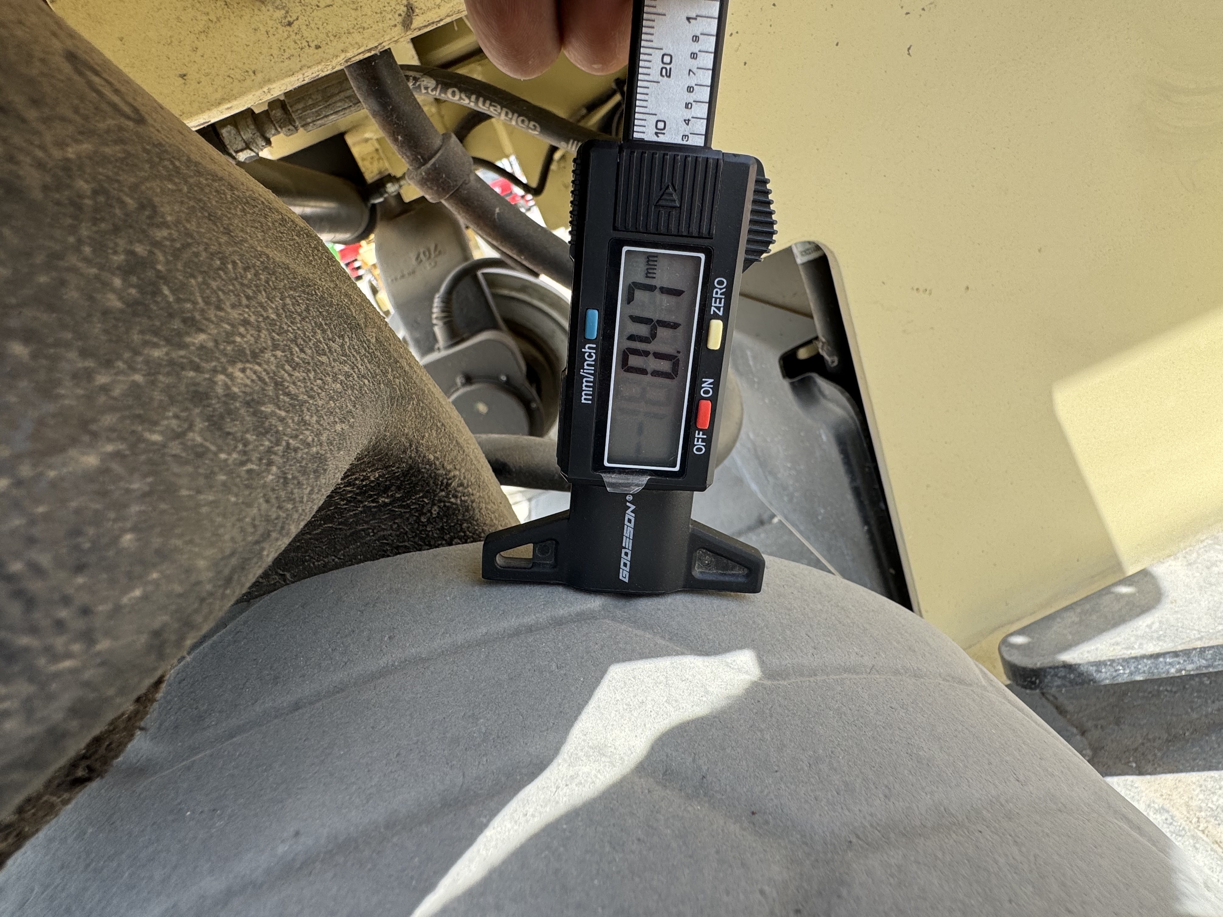 SLA-013-JLG-2646ES-Scissor-lifts-inspection-Chassis-Tires-tread-depth-1