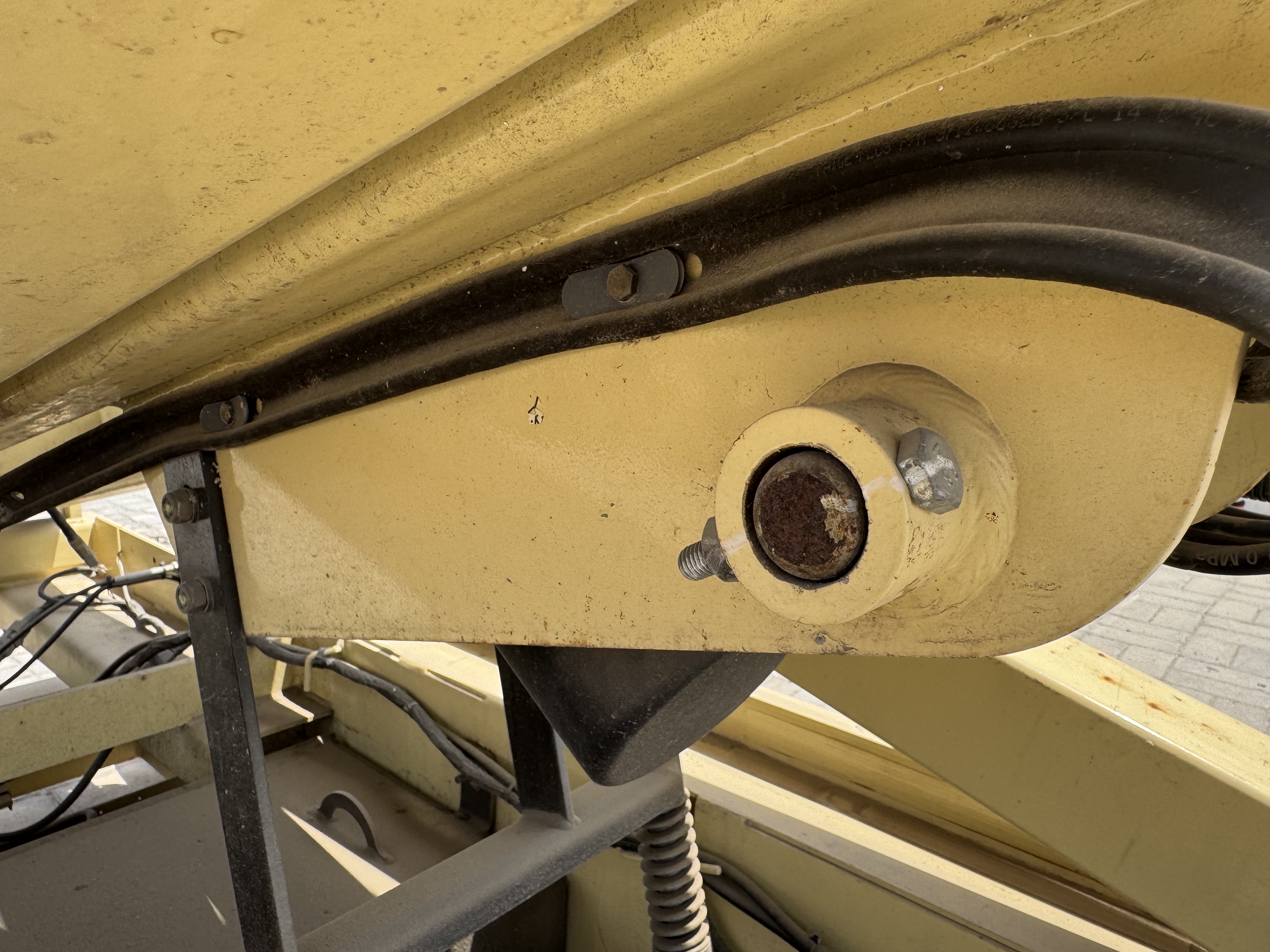 SLA-013-JLG-2646ES-Scissor-lifts-inspection-Hydraulics-Hydraulic-pins-/-locks-1