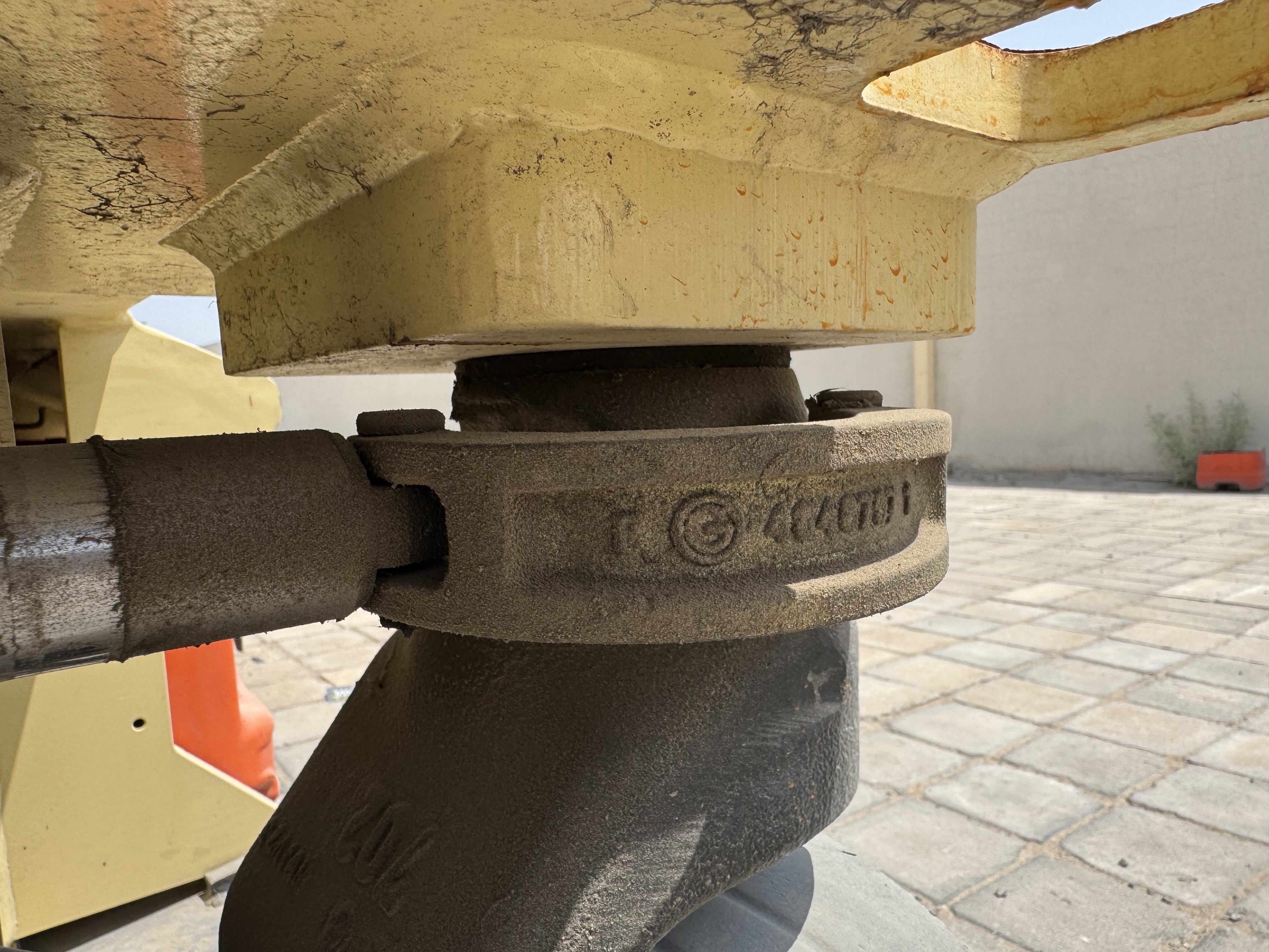 SLA-013-JLG-2646ES-Scissor-lifts-inspection-Hydraulics-Hydraulic-pins-/-locks-1