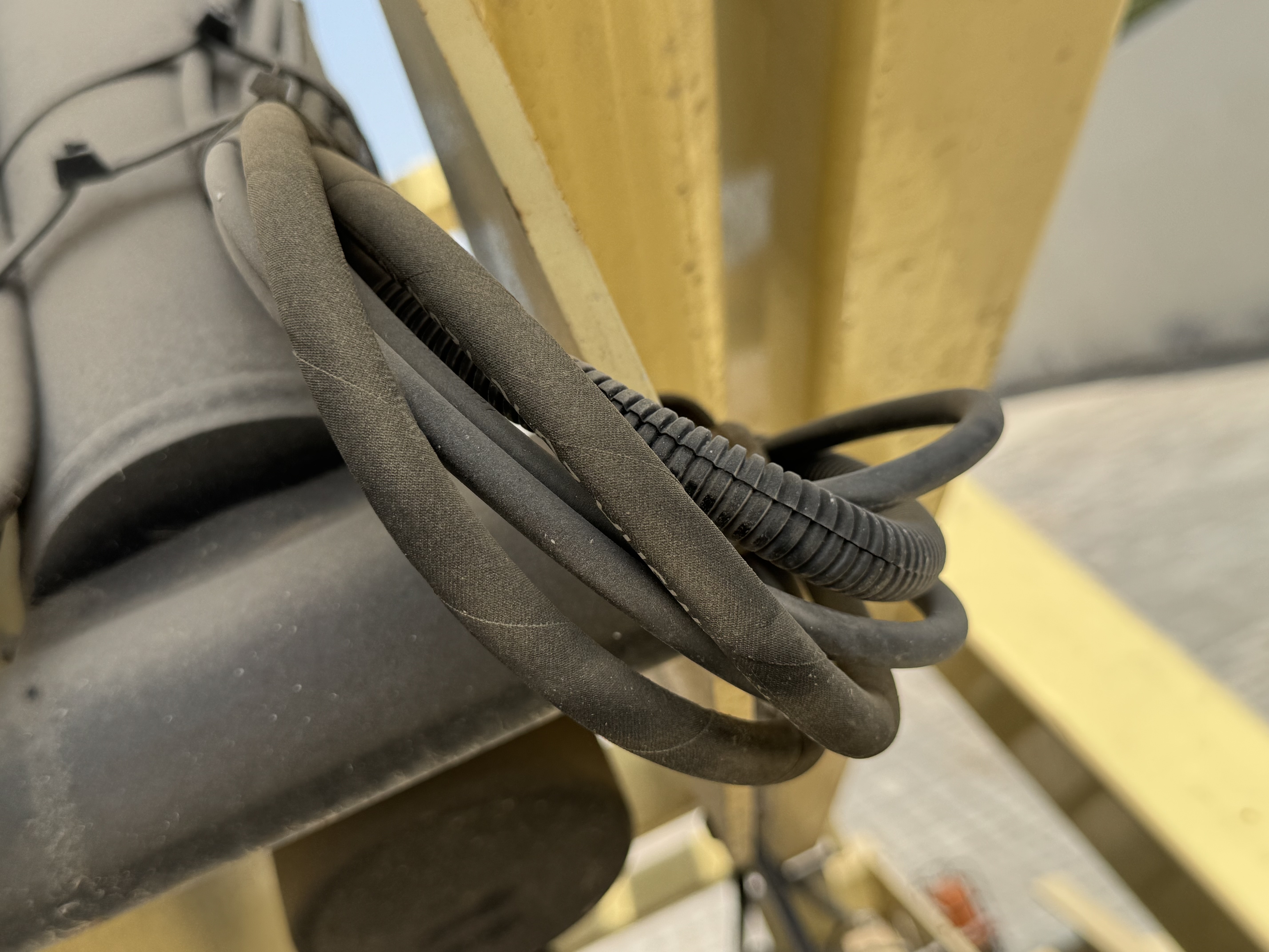 SLA-013-JLG-2646ES-Scissor-lifts-inspection-Hydraulics-Hydraulic-hoses-and-lines-1