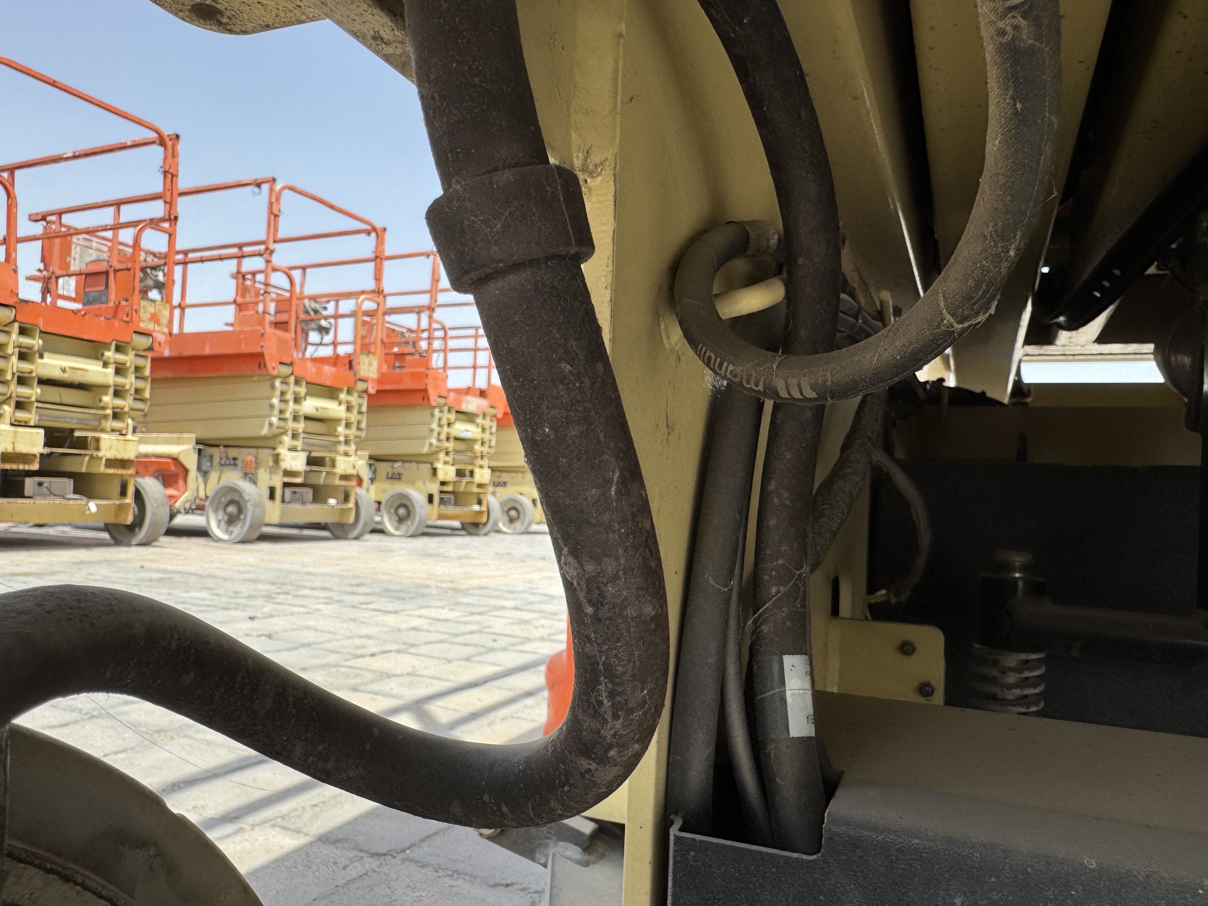 SLA-013-JLG-2646ES-Scissor-lifts-inspection-Hydraulics-Hydraulic-hoses-and-lines-1