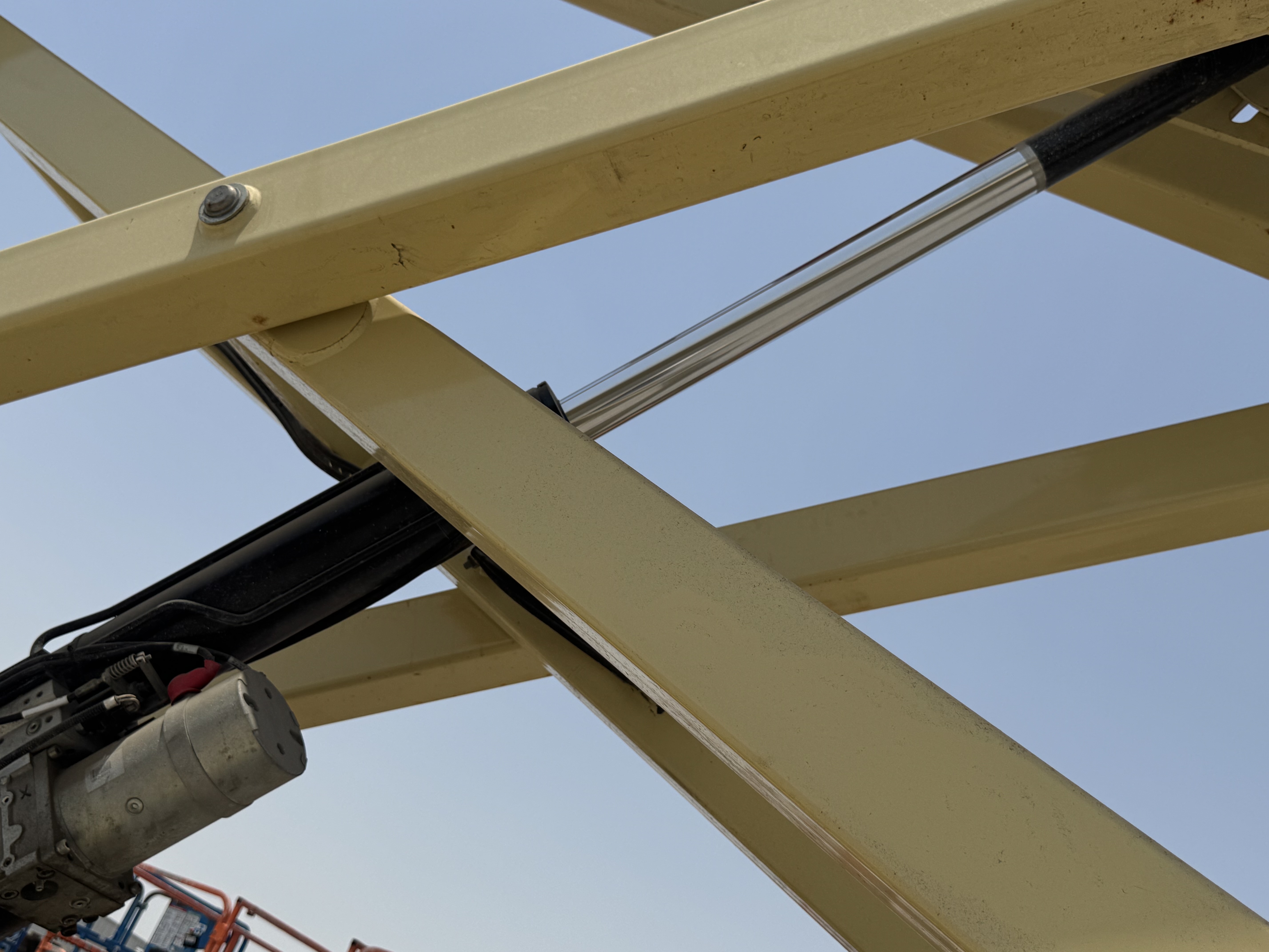 SLA-013-JLG-2646ES-Scissor-lifts-inspection-Hydraulics-Scissor-cylinders-1
