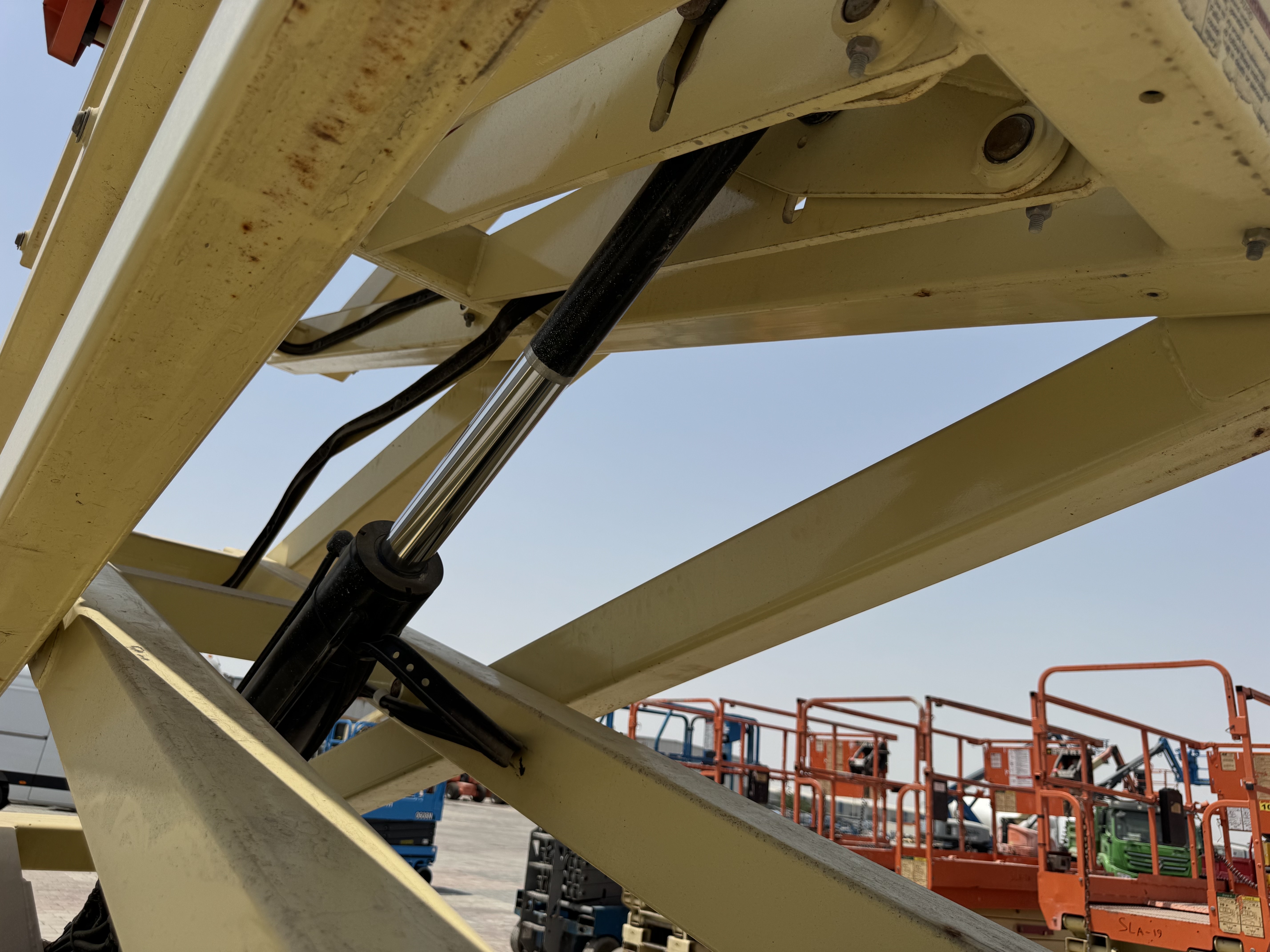 SLA-013-JLG-2646ES-Scissor-lifts-inspection-Hydraulics-Scissor-cylinders-1
