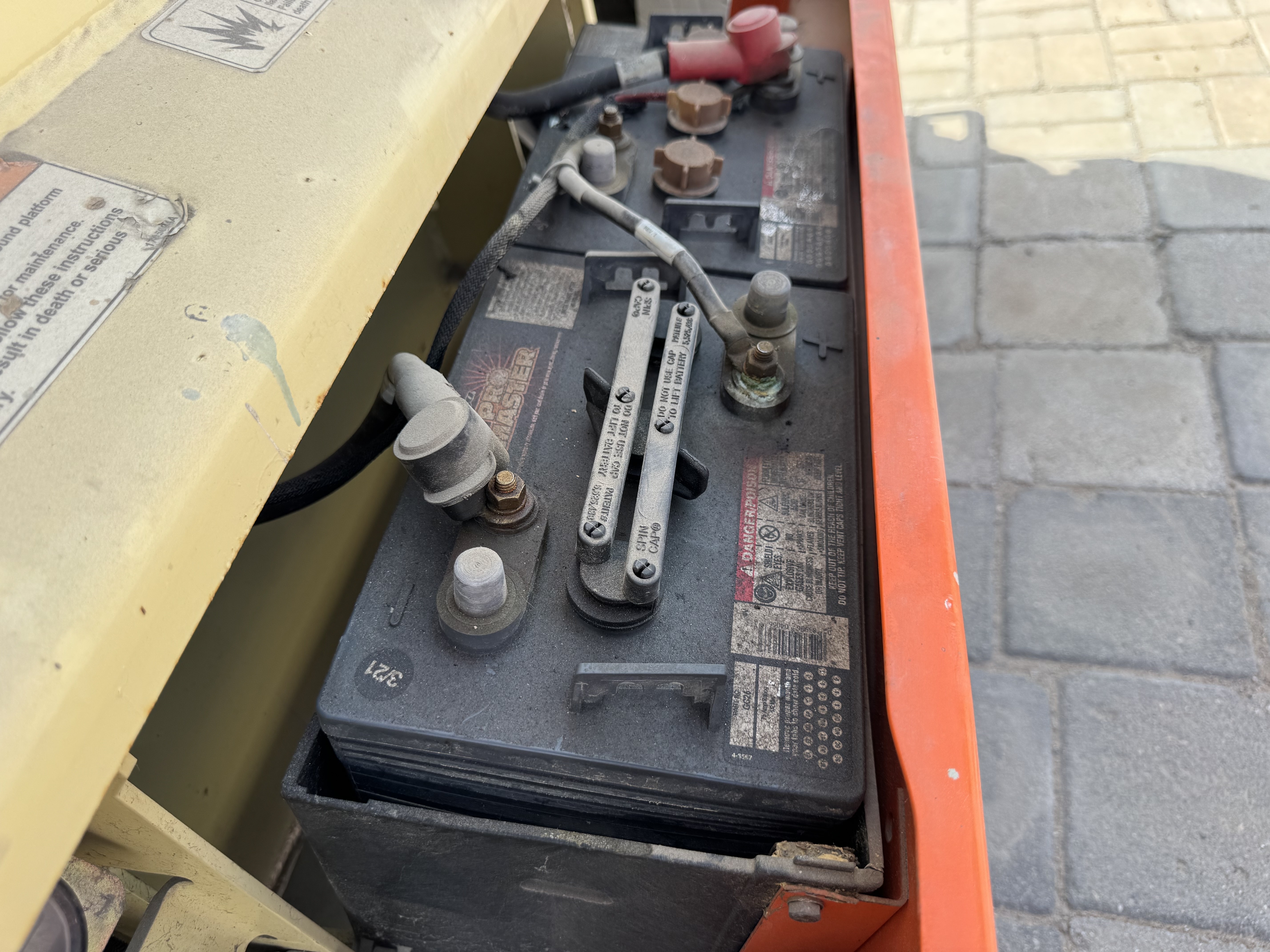 SLA-013-JLG-2646ES-Scissor-lifts-inspection-Electronics-Battery-1