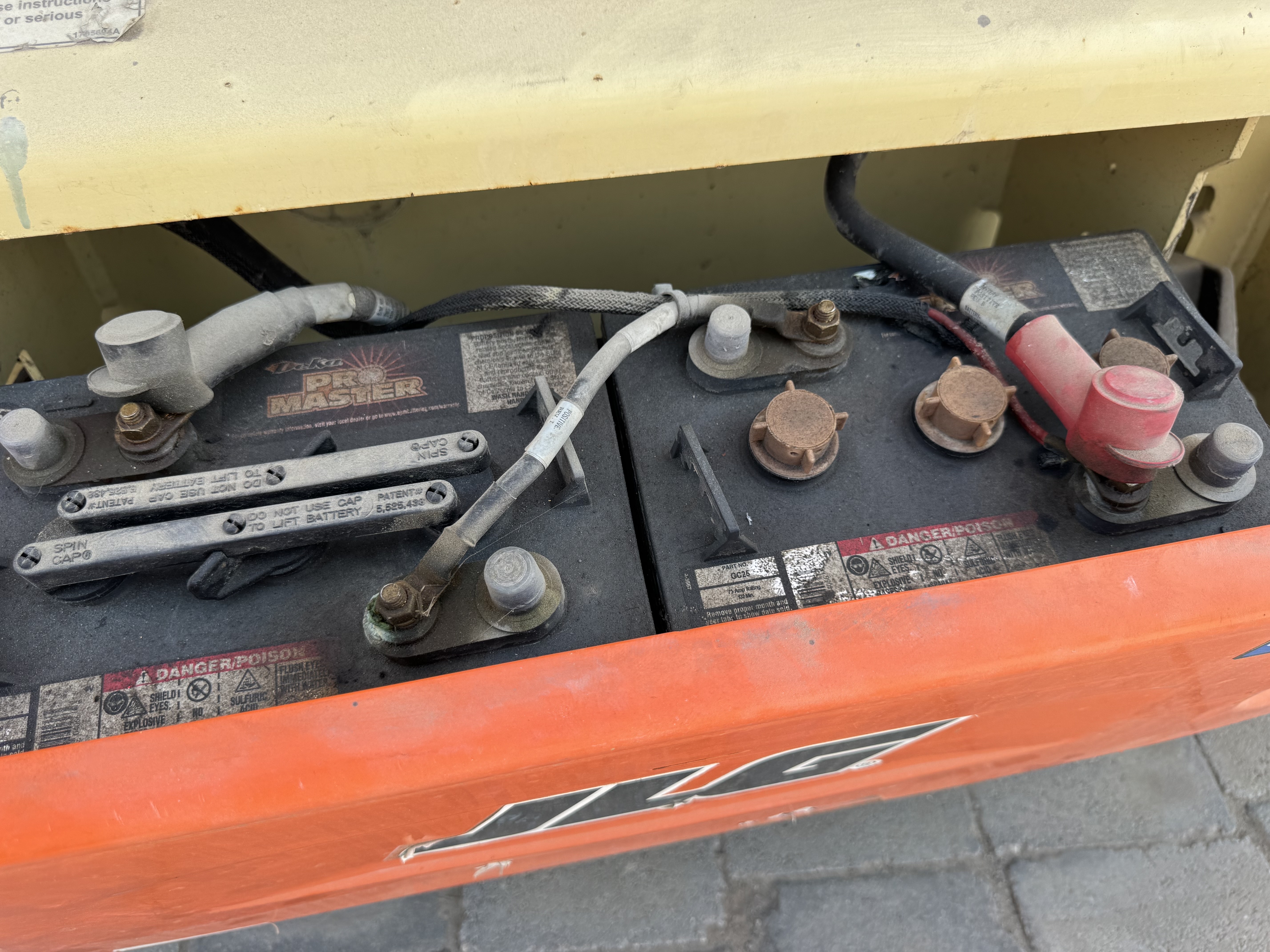 SLA-013-JLG-2646ES-Scissor-lifts-inspection-Electronics-Battery-1