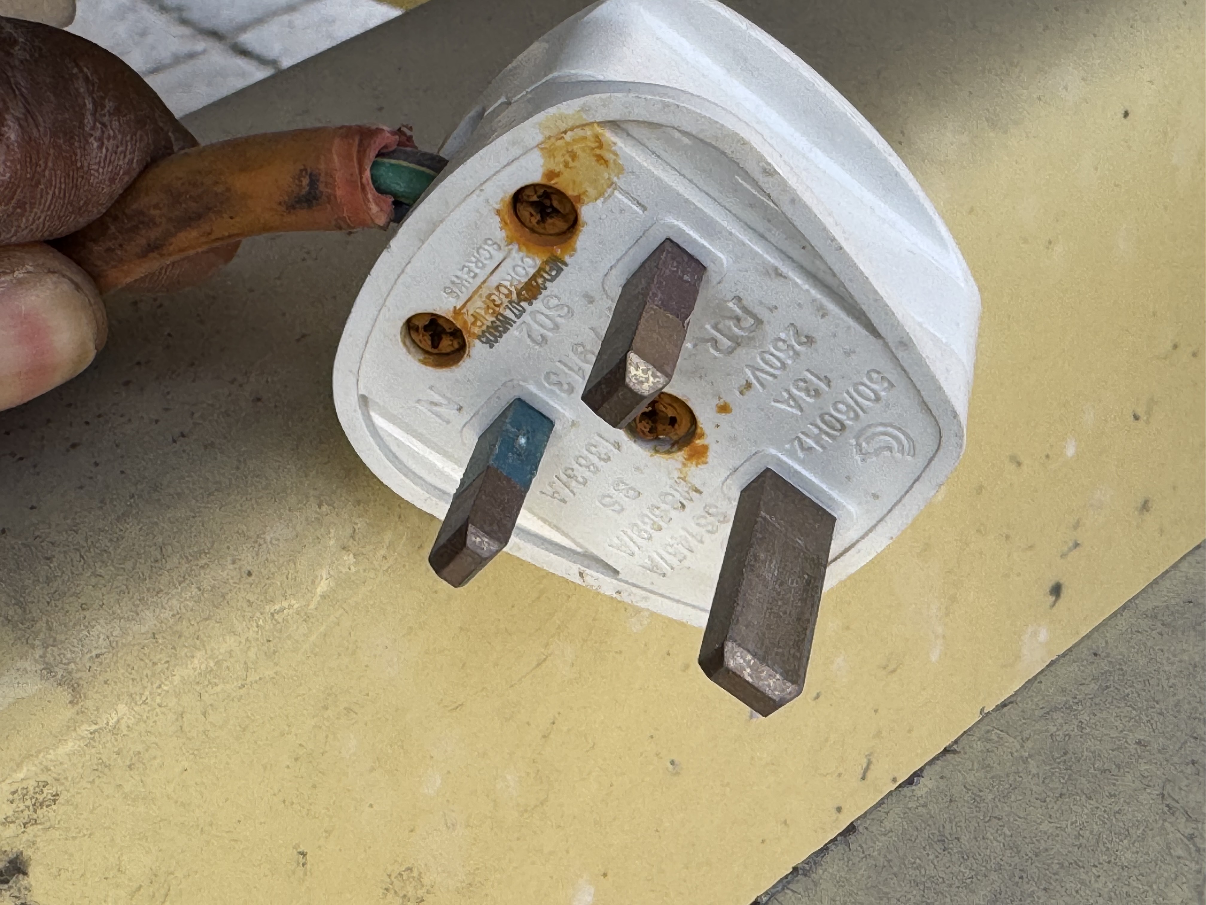 SLA-013-JLG-2646ES-Scissor-lifts-inspection-Electronics-Charging-port-1