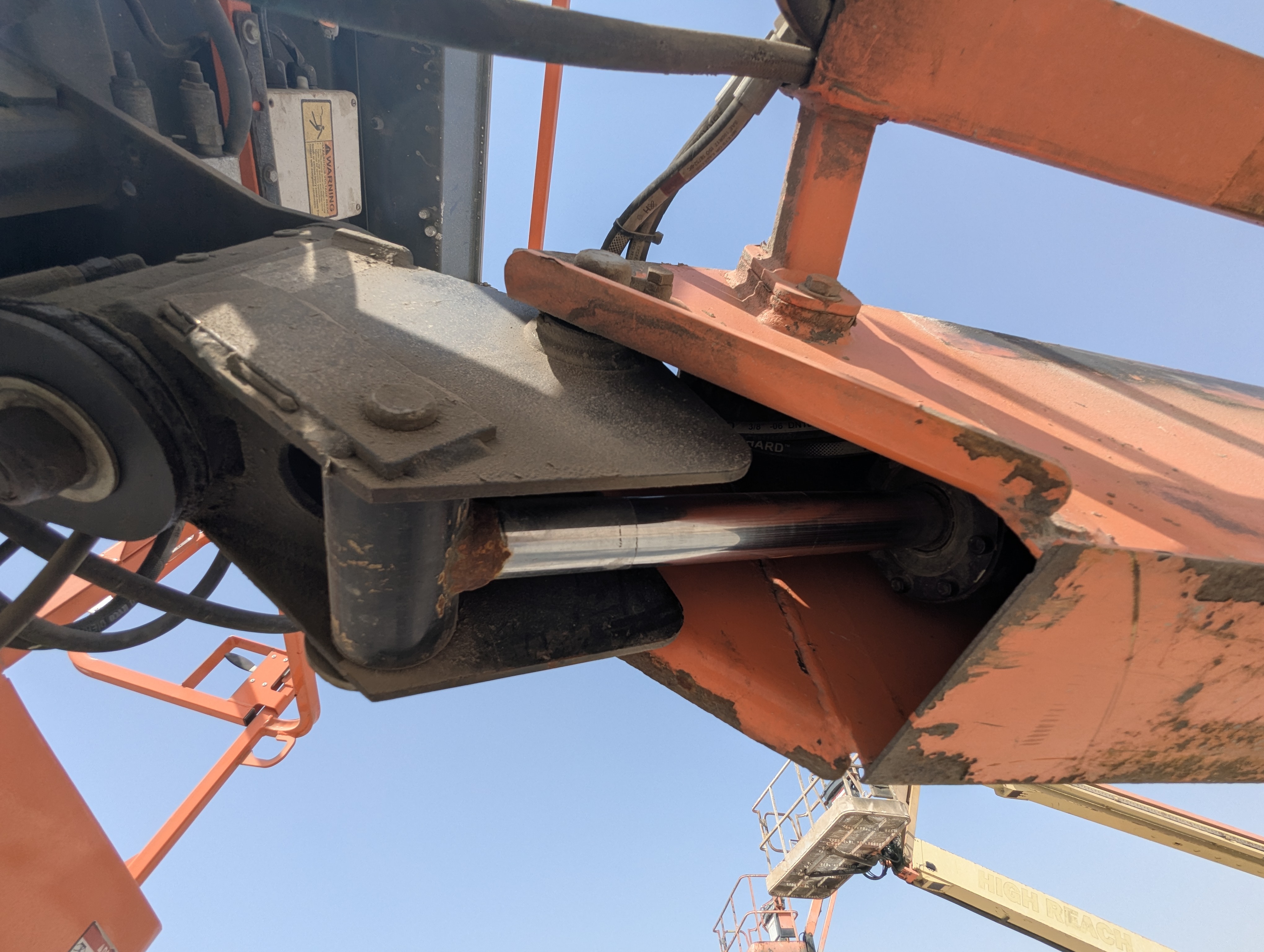 BLA-010-JLG-600S-Boom-lifts-inspection-Chassis-Boom-extension-cylinder-1