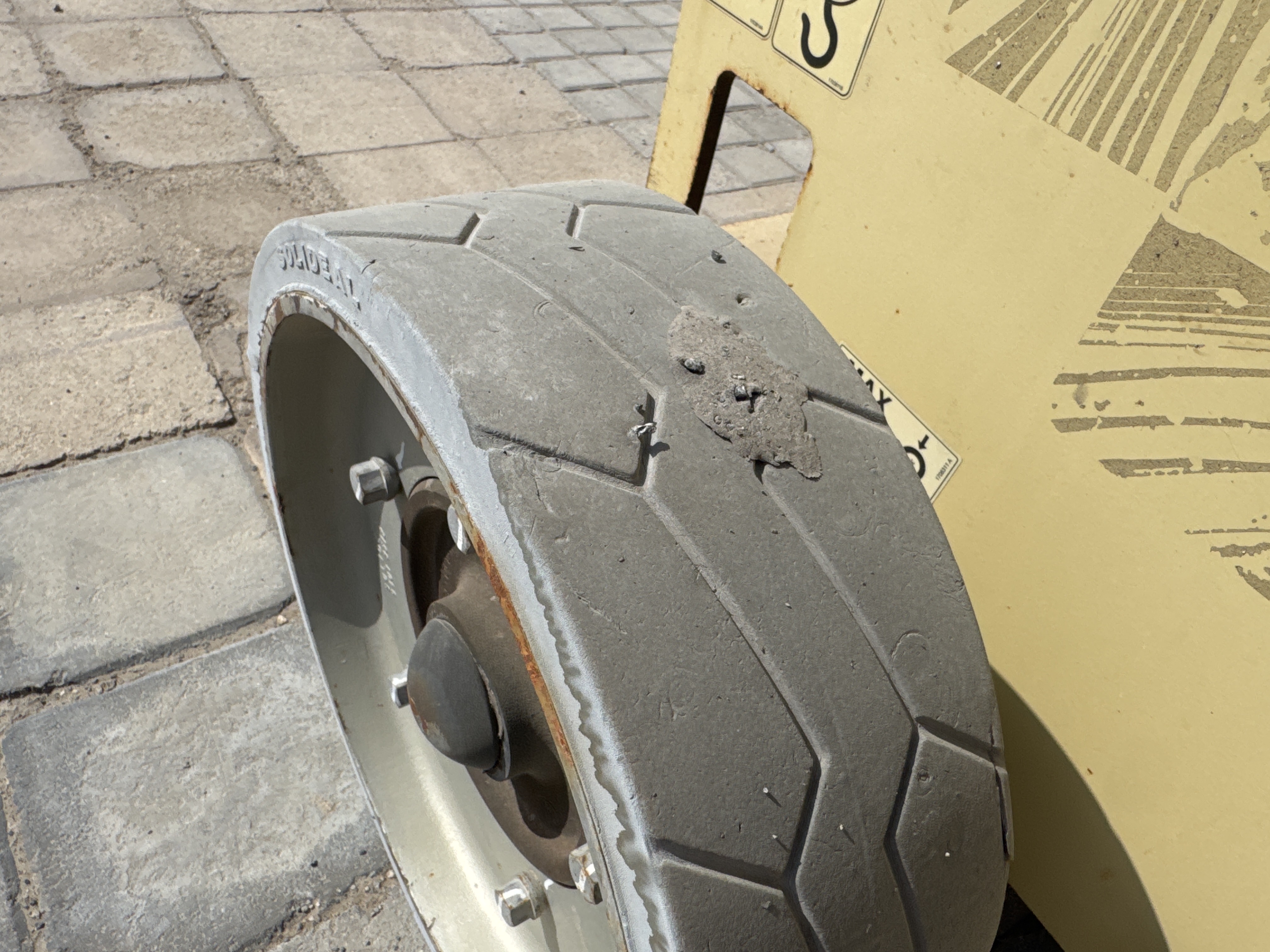 SLA-014-JLG-2646ES-Scissor-lifts-inspection-Chassis-Tires-condition-1
