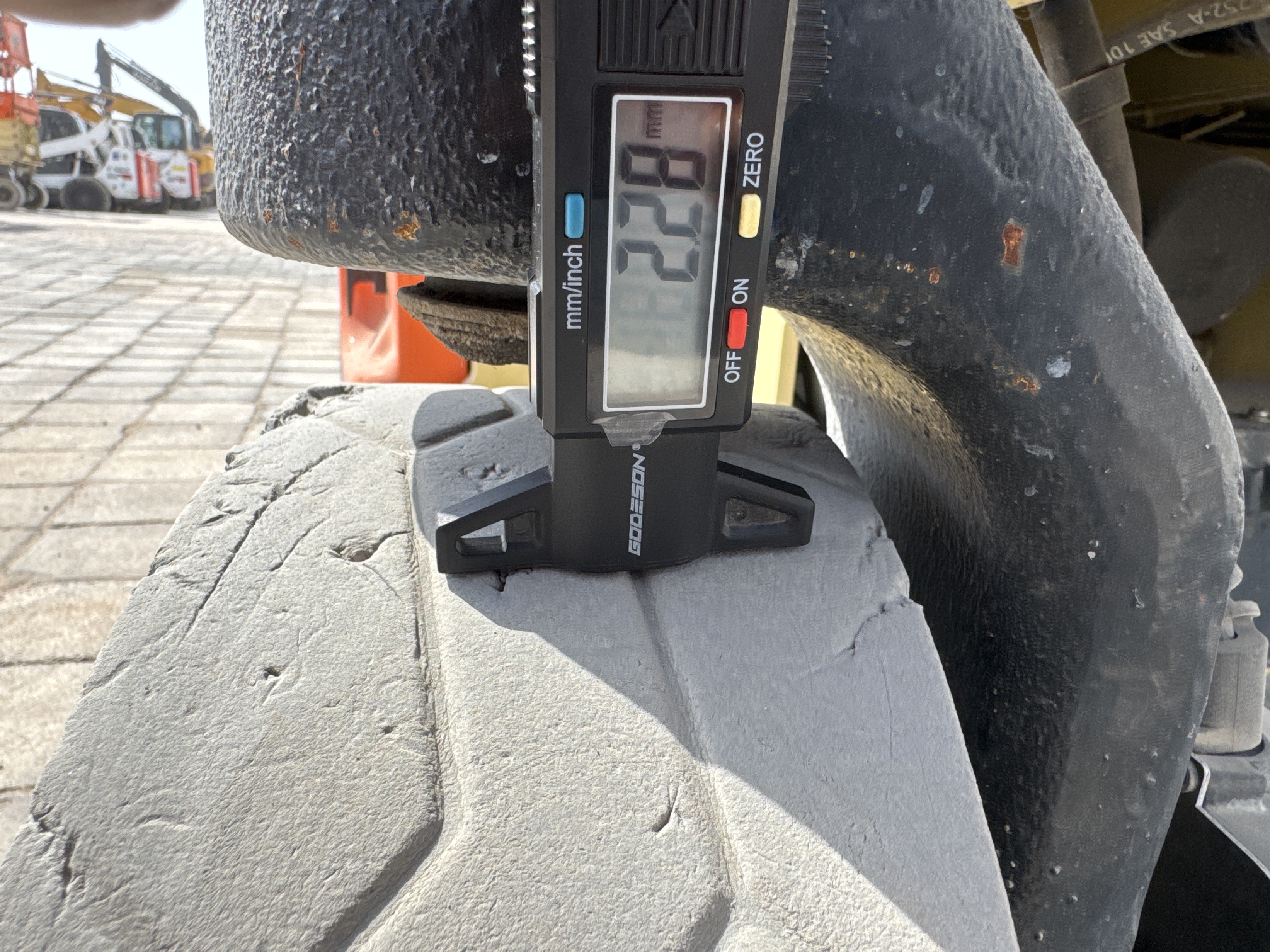SLA-014-JLG-2646ES-Scissor-lifts-inspection-Chassis-Tires-tread-depth-1