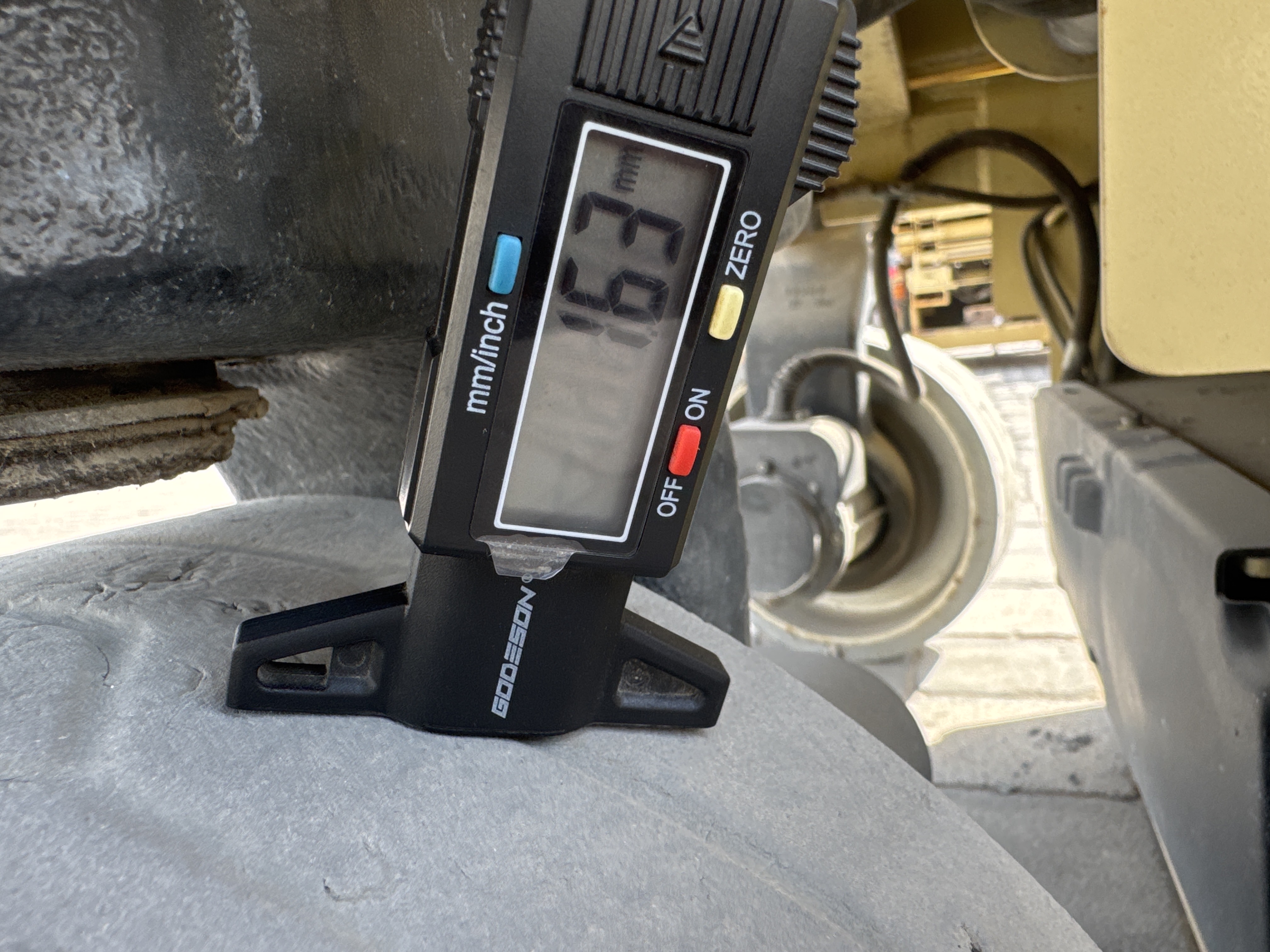 SLA-014-JLG-2646ES-Scissor-lifts-inspection-Chassis-Tires-tread-depth-1