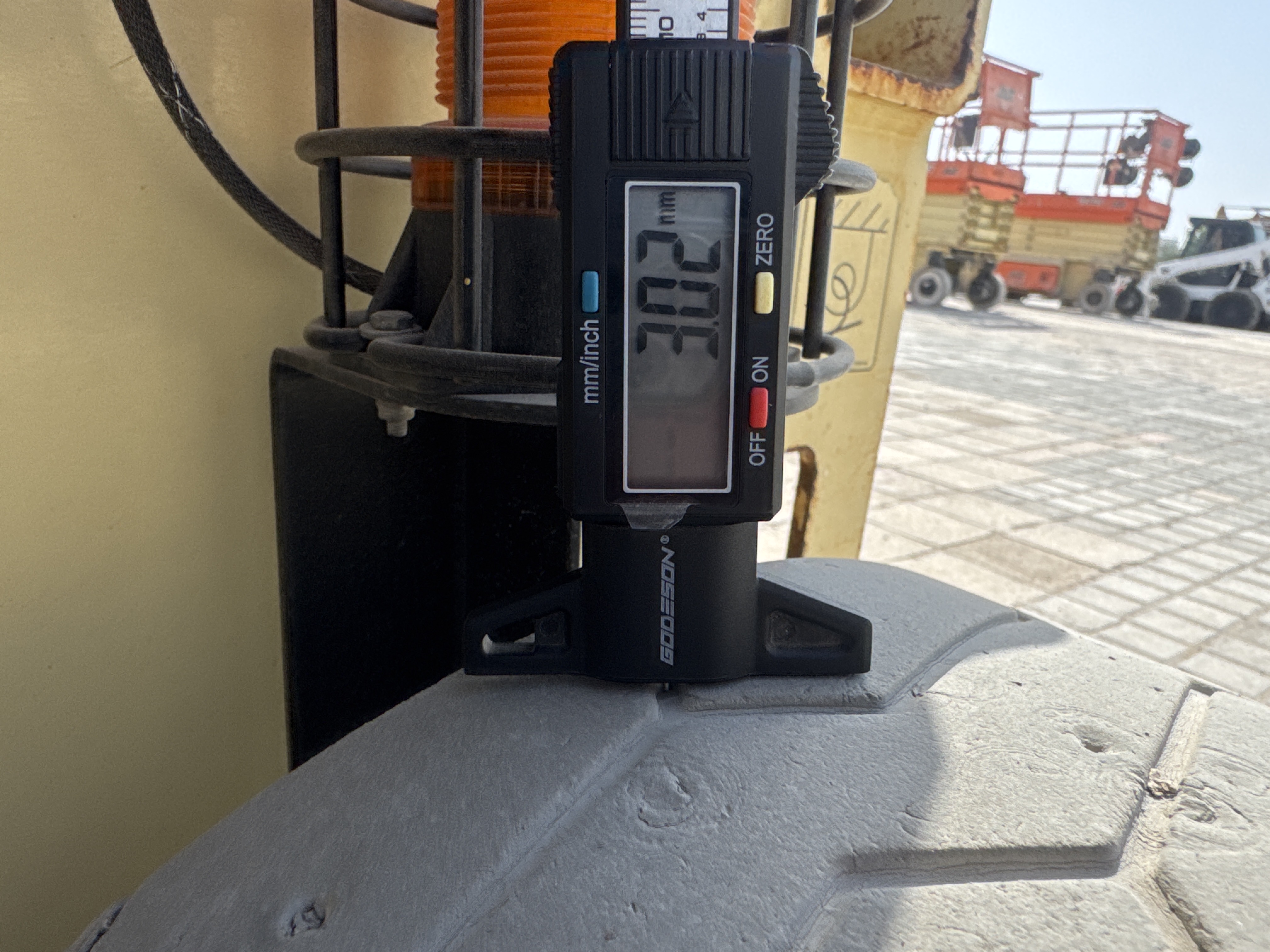 SLA-014-JLG-2646ES-Scissor-lifts-inspection-Chassis-Tires-tread-depth-3