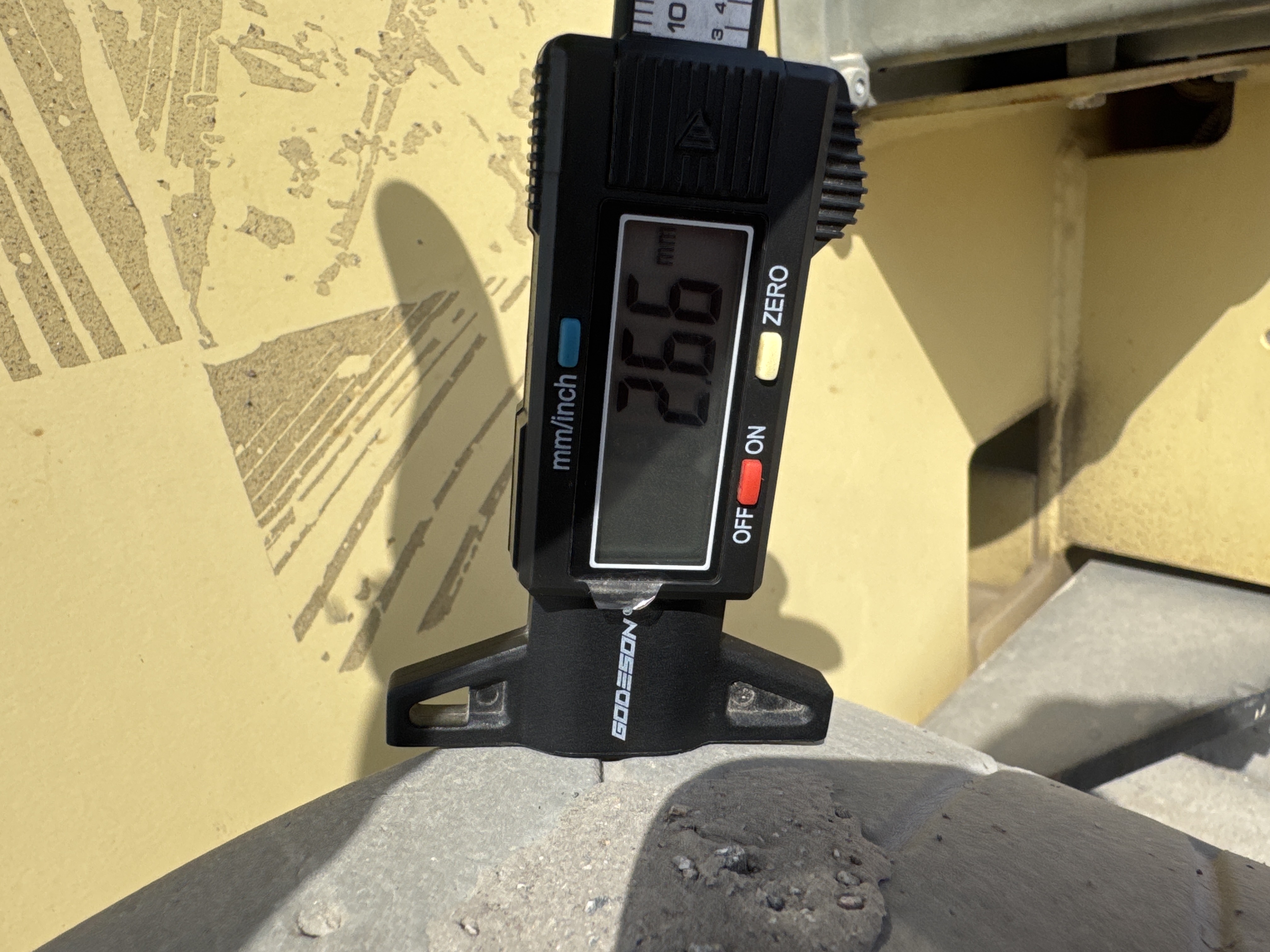 SLA-014-JLG-2646ES-Scissor-lifts-inspection-Chassis-Tires-tread-depth-4
