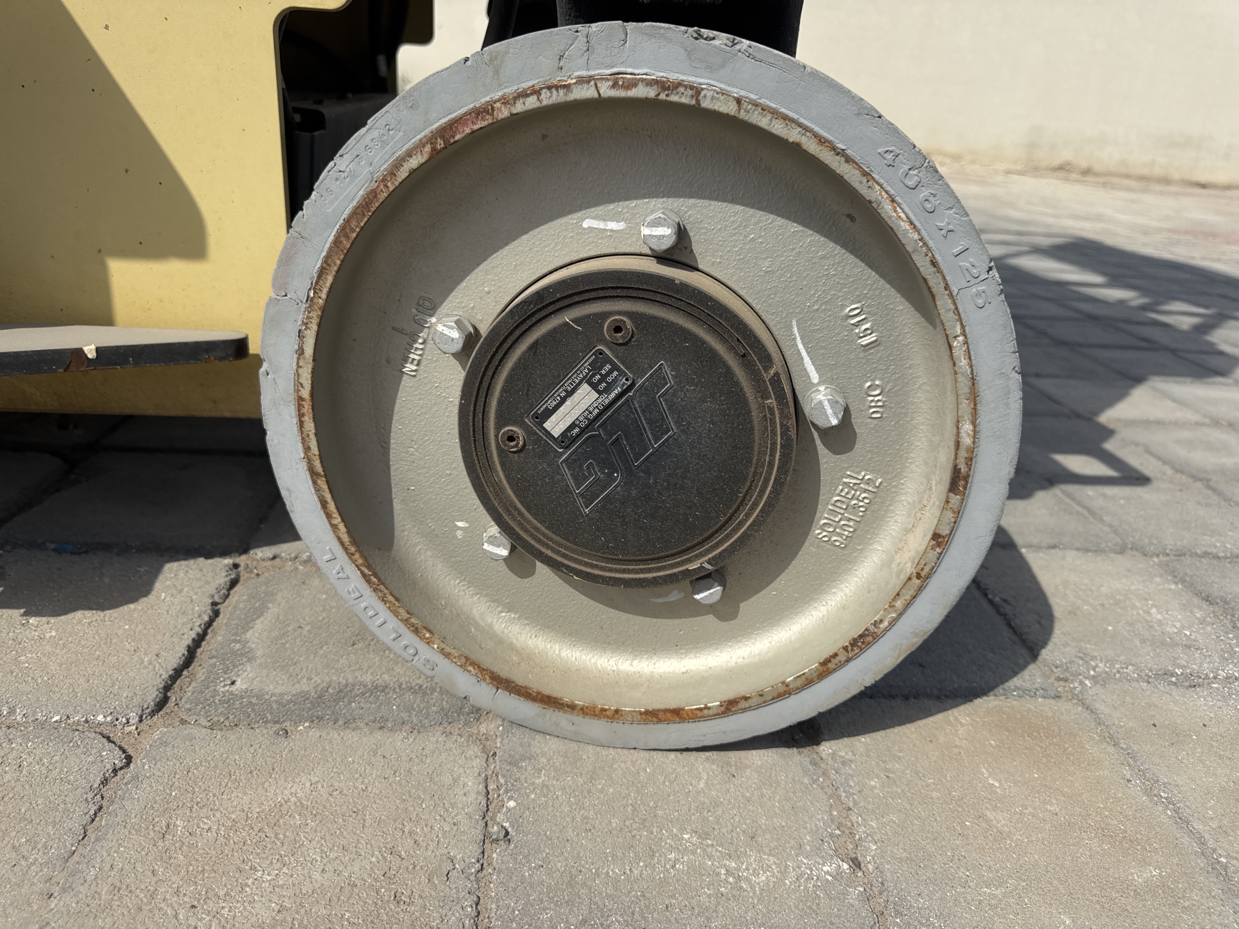 SLA-014-JLG-2646ES-Scissor-lifts-inspection-Chassis-Wheel-hub-condition-1