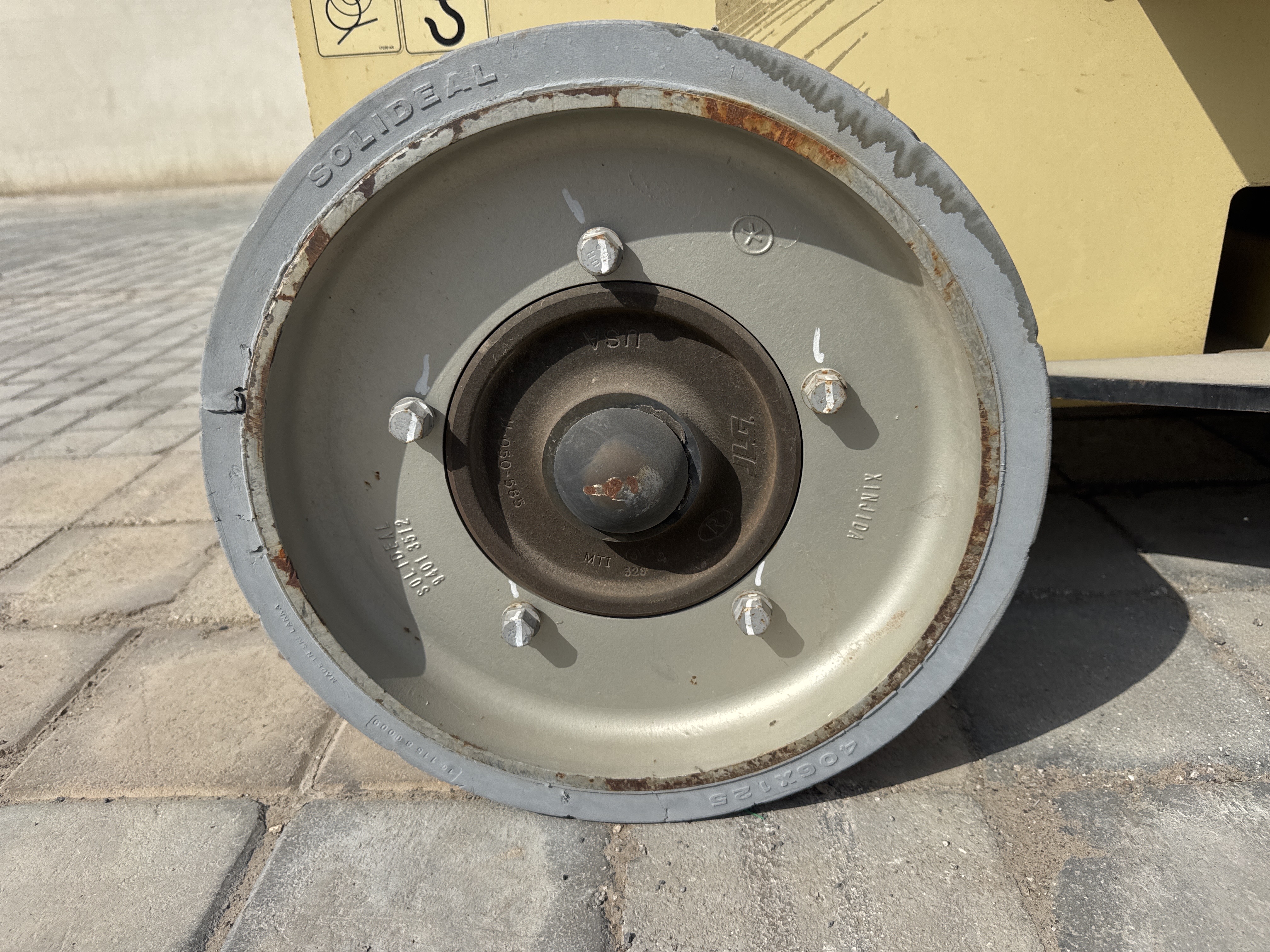 SLA-014-JLG-2646ES-Scissor-lifts-inspection-Chassis-Wheel-hub-condition-1