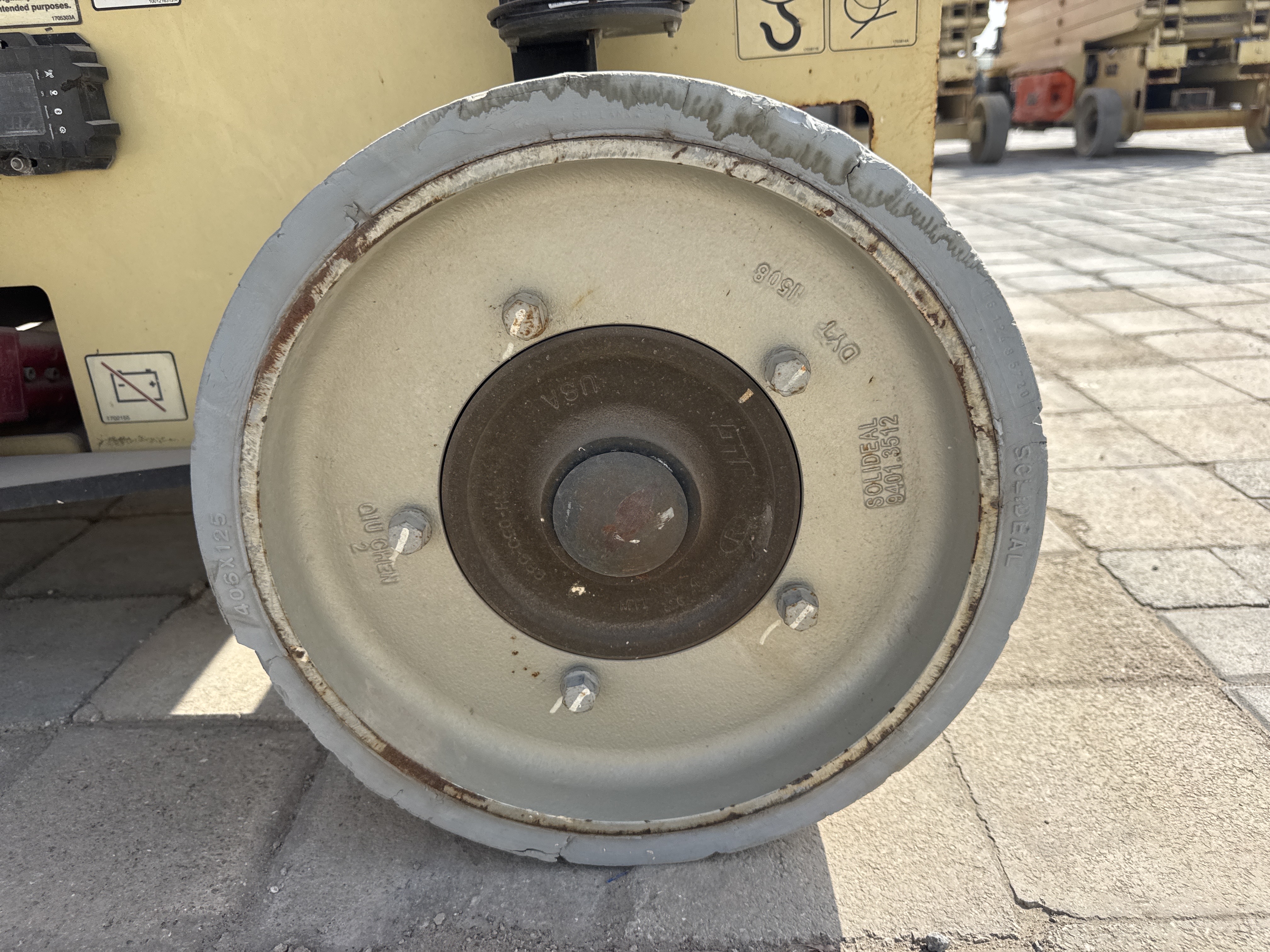 SLA-014-JLG-2646ES-Scissor-lifts-inspection-Chassis-Wheel-hub-condition-1